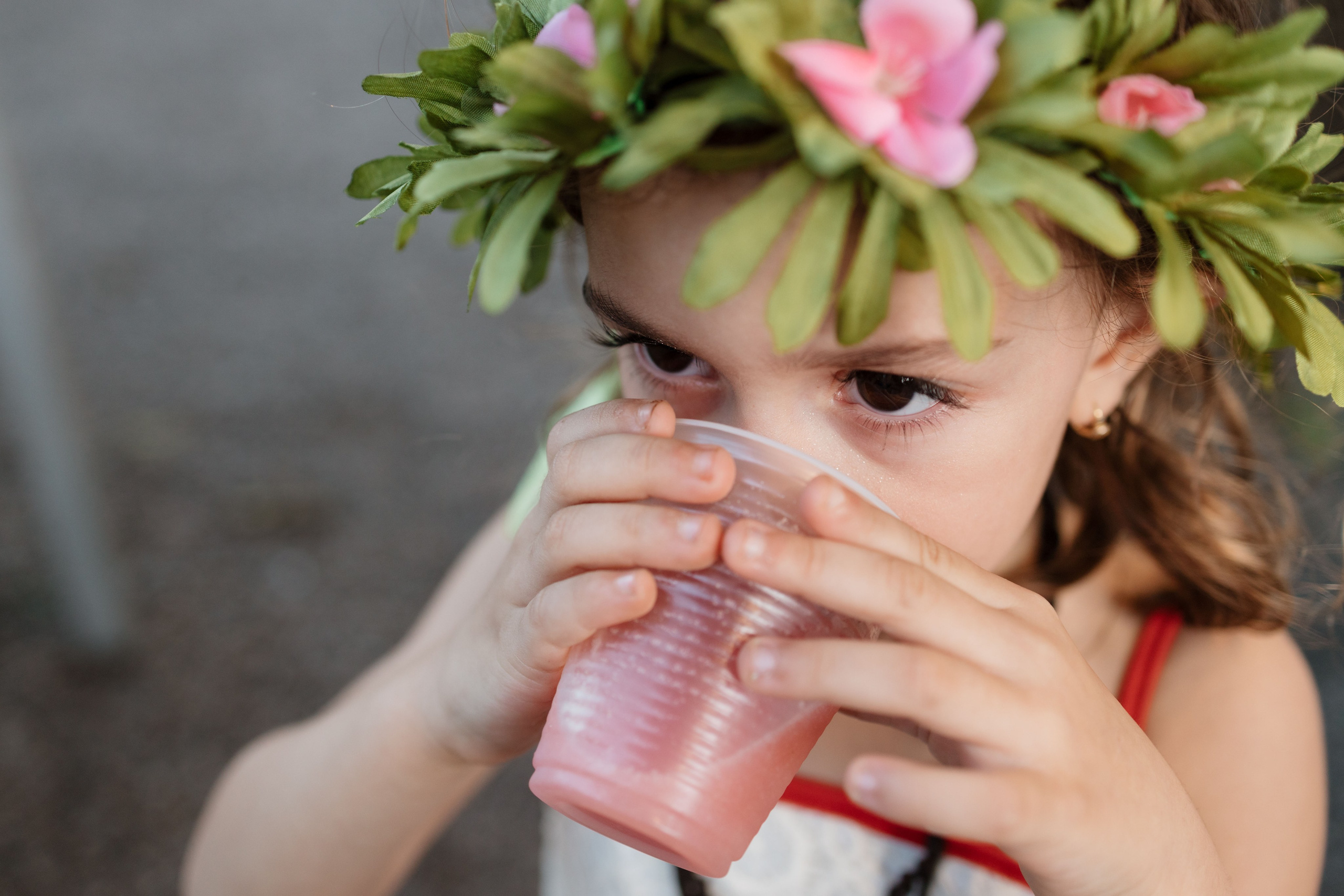 Menina comemorando aniversário de 5 anos com boas comidinhas