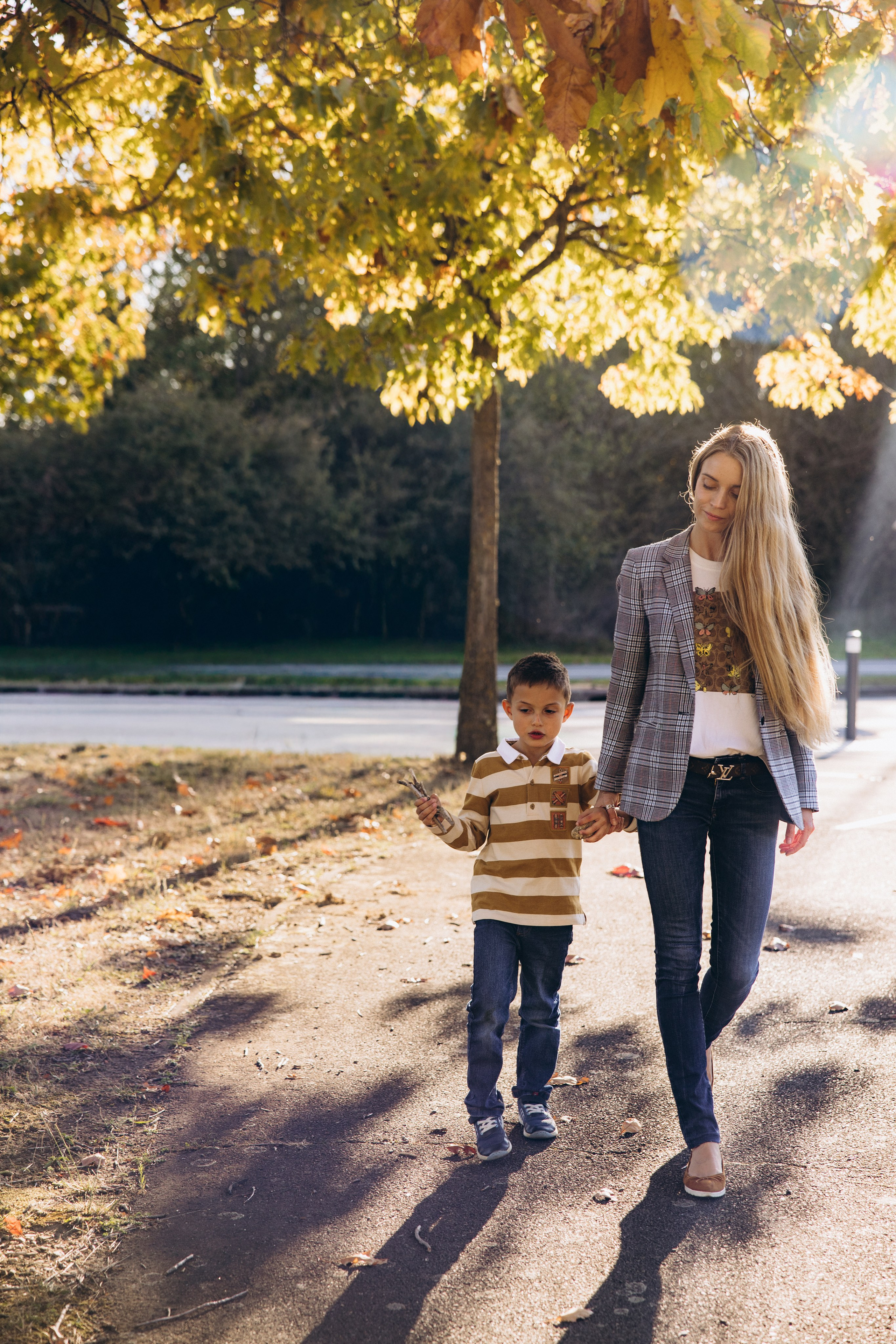 Autumn mother-son family photoshoot in Toulouse. Eugénie Smirnova — your photographer in Toulouse and southwest France