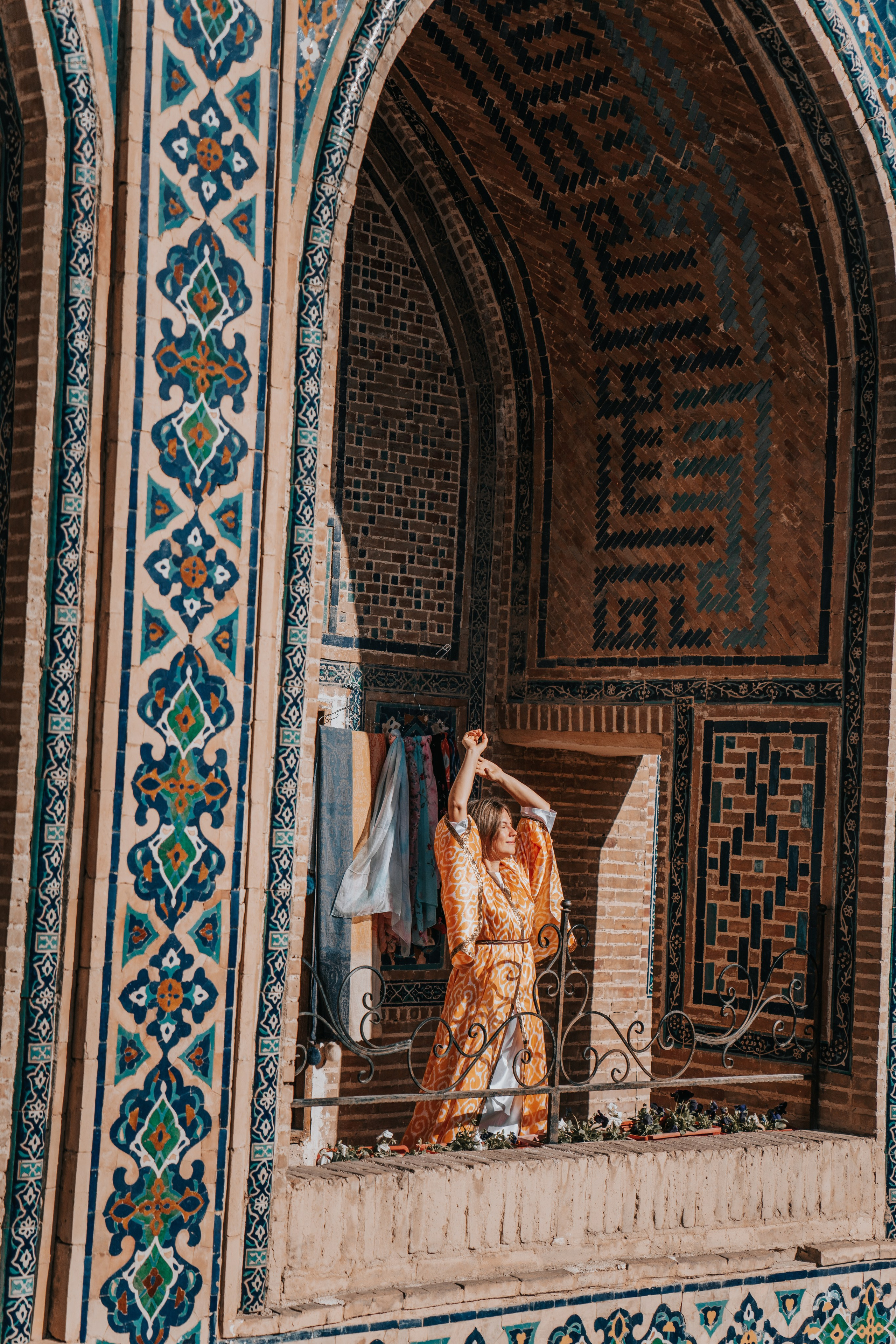 Этнические платья для фотографий в Бухаре. Фотограф в Узбекистане и Самарканде Джасур Марупов