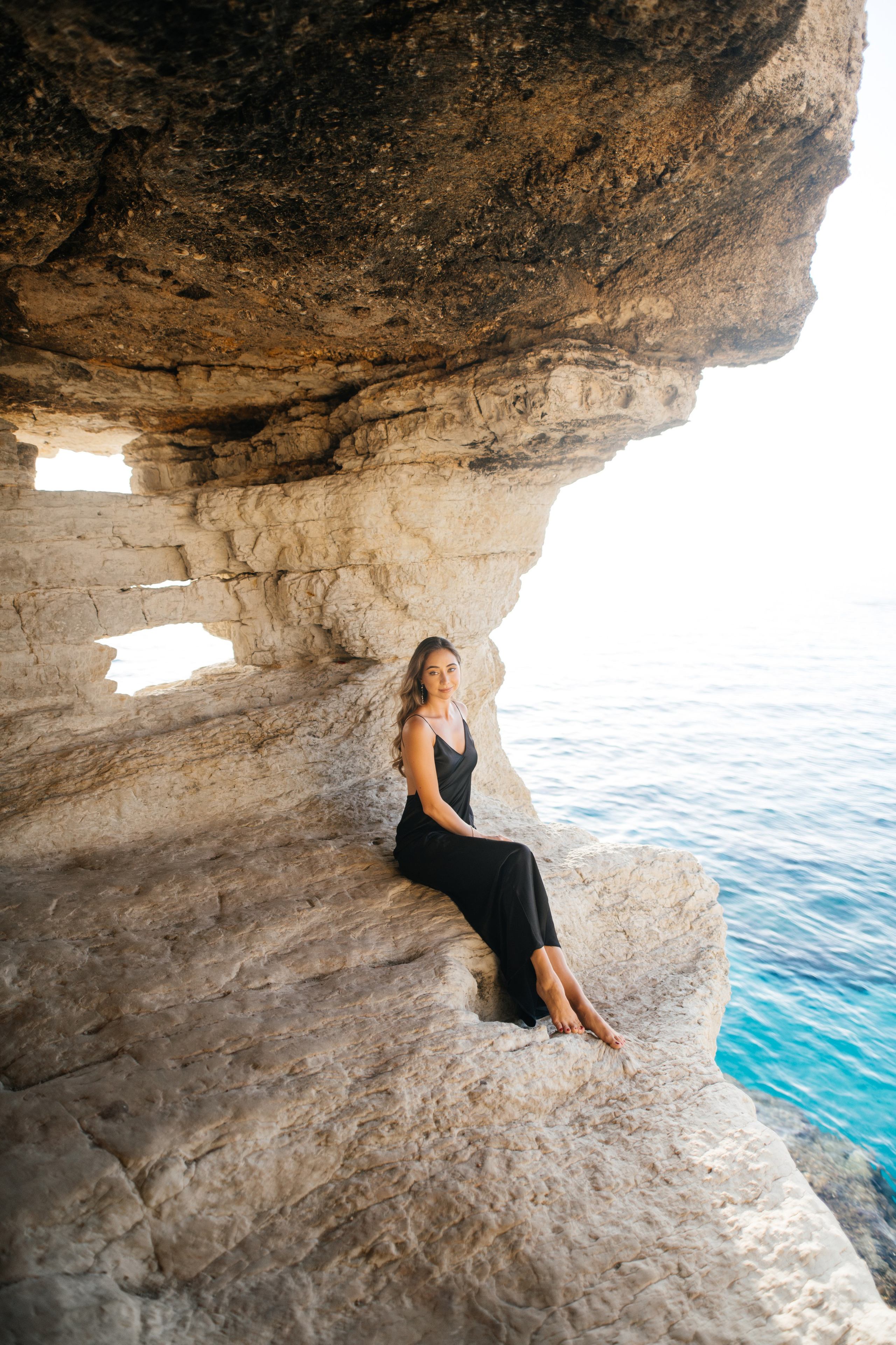 На скалах. Фотограф на Кипре