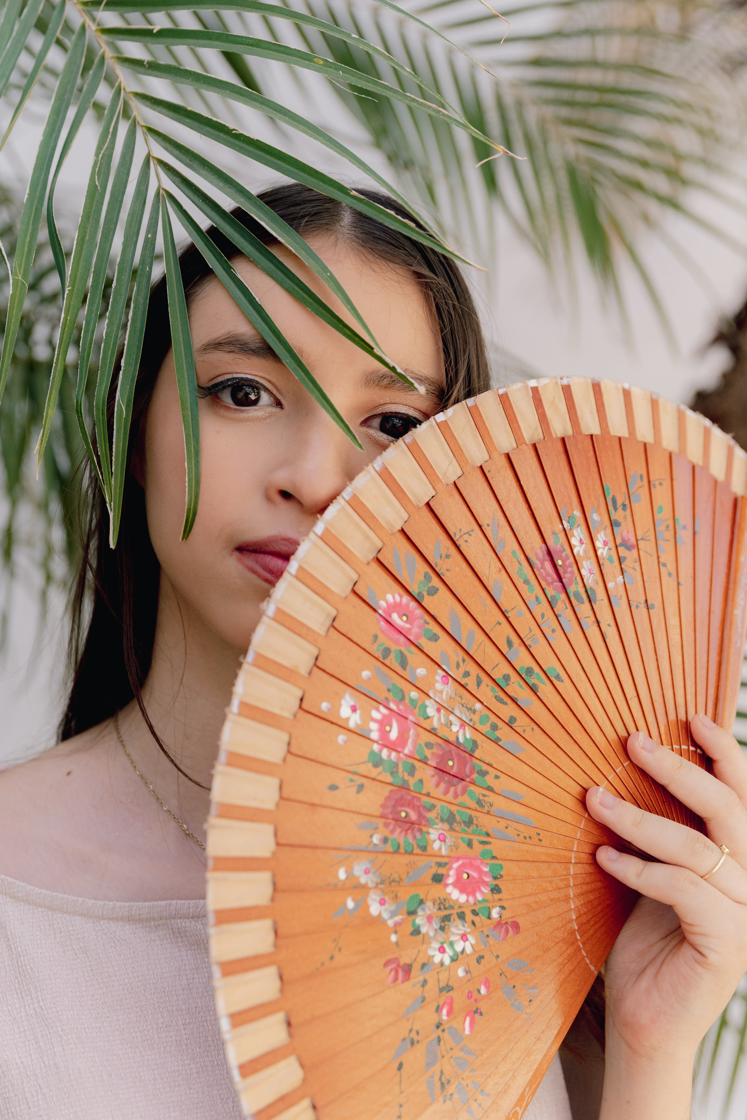 Detalle artístico abanico decorativo quinceañera sesión fotográfica profesional BanderArt