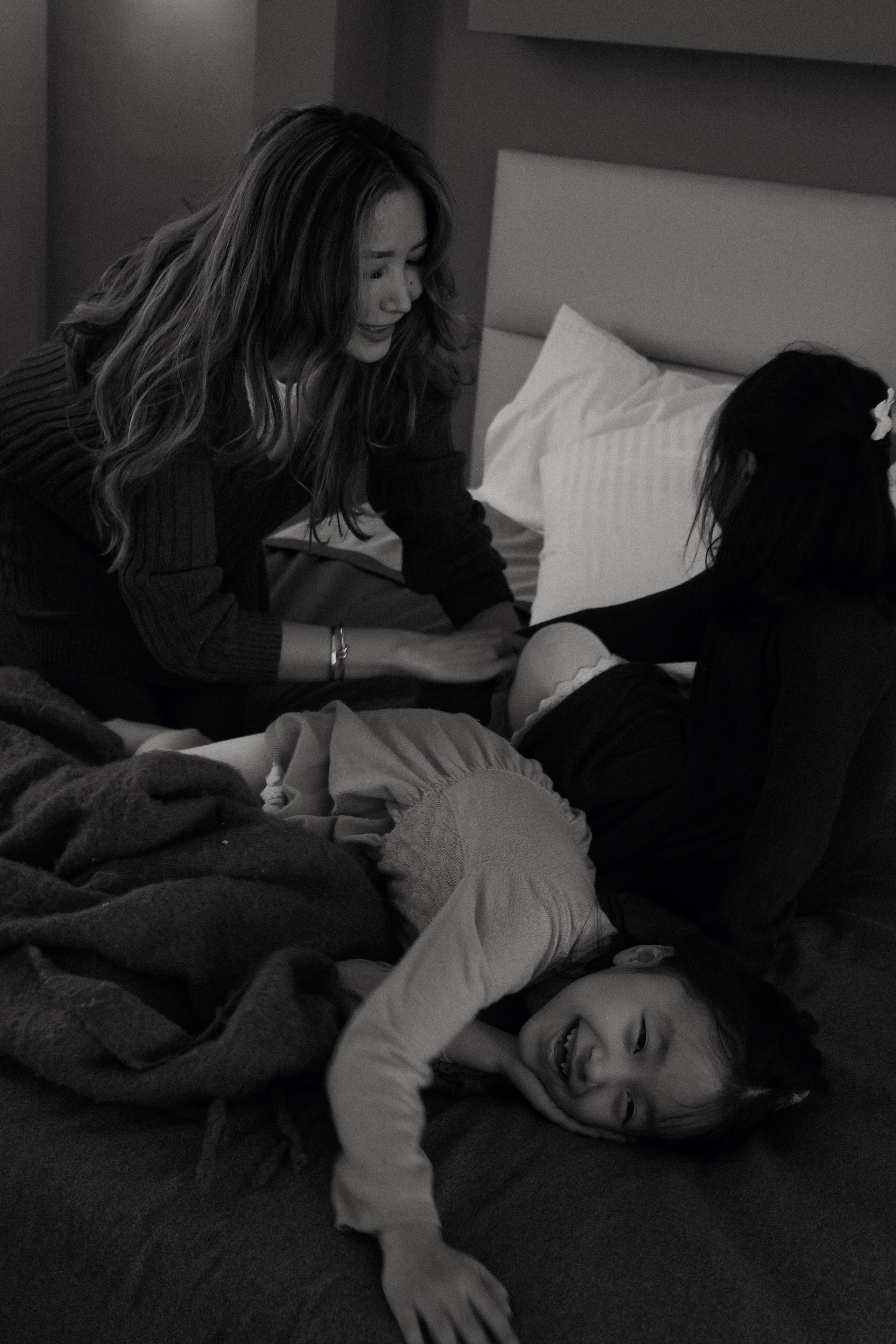 Cherishing family hugs. Фотограф родов, семей и новорожденных малышей в Дубае