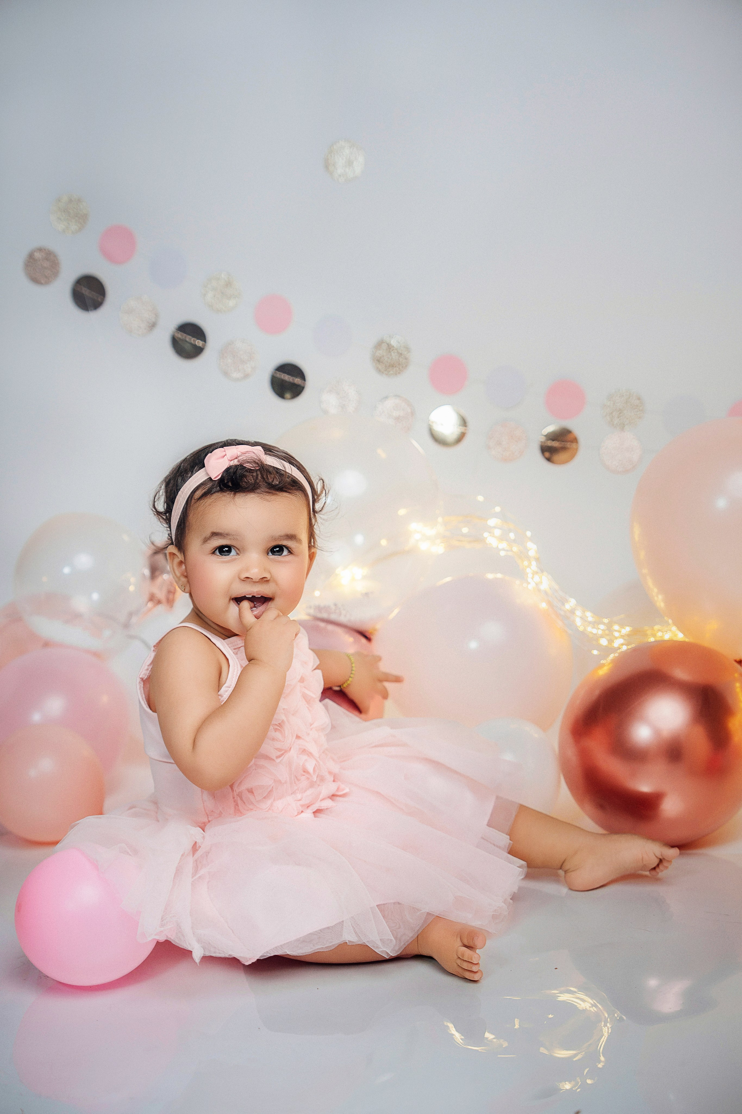 Детская фотосессия на Тенерифе: первый день рождения с тортом и утончёнными деталями.