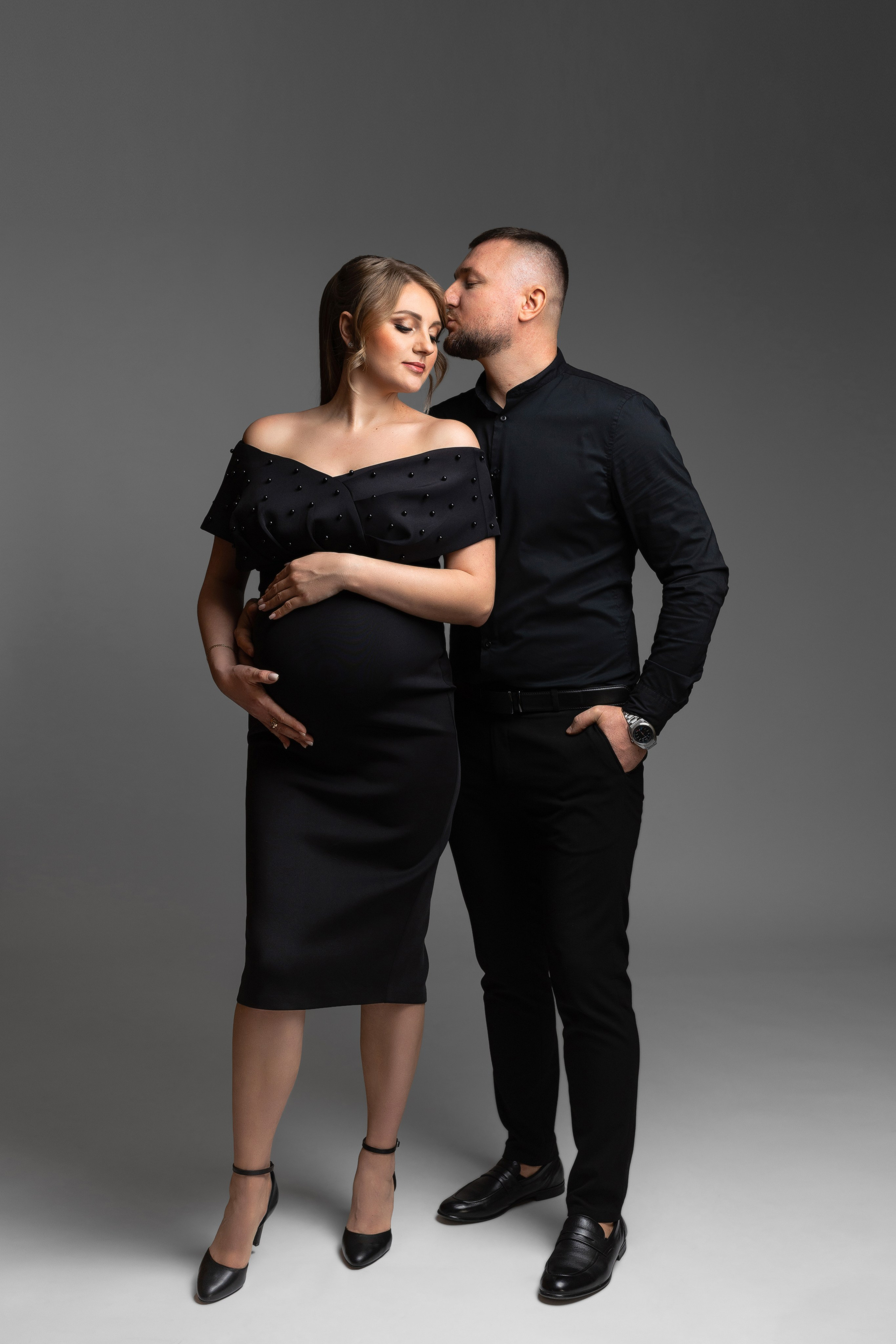 Studiofotografie, Schwangerschaft, Schwangerschaftsshooting, Fotoshooting Babybauch, Babybauchshooting, Osnabrück, Porträt, minimalistisch, schwarz-weiß, Osnabrueck, Fotograf Osnabrück, Fotografin Osnabrück