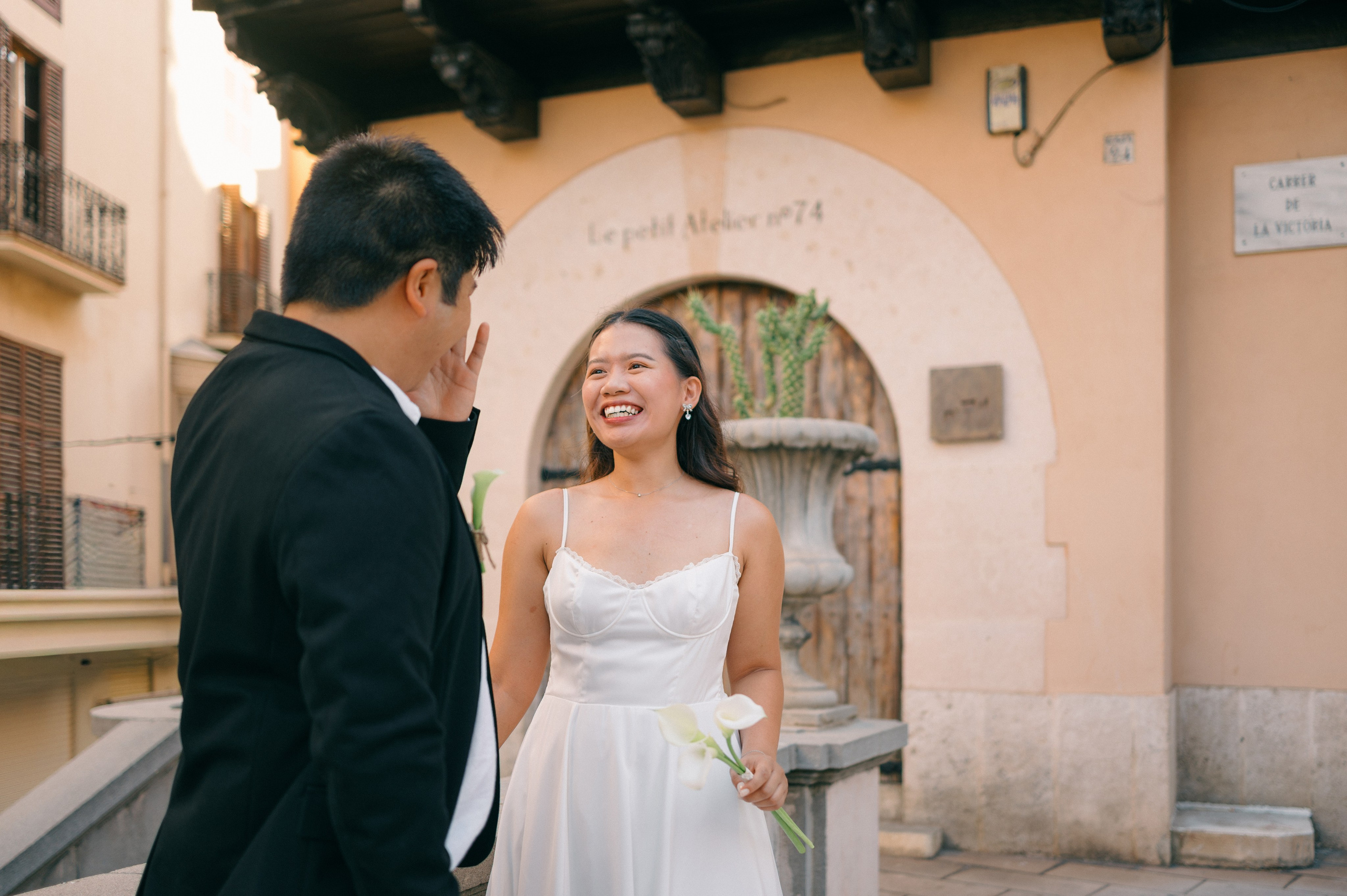 Laughing wedding couple during a natural photoshoot in Palma de Mallorca