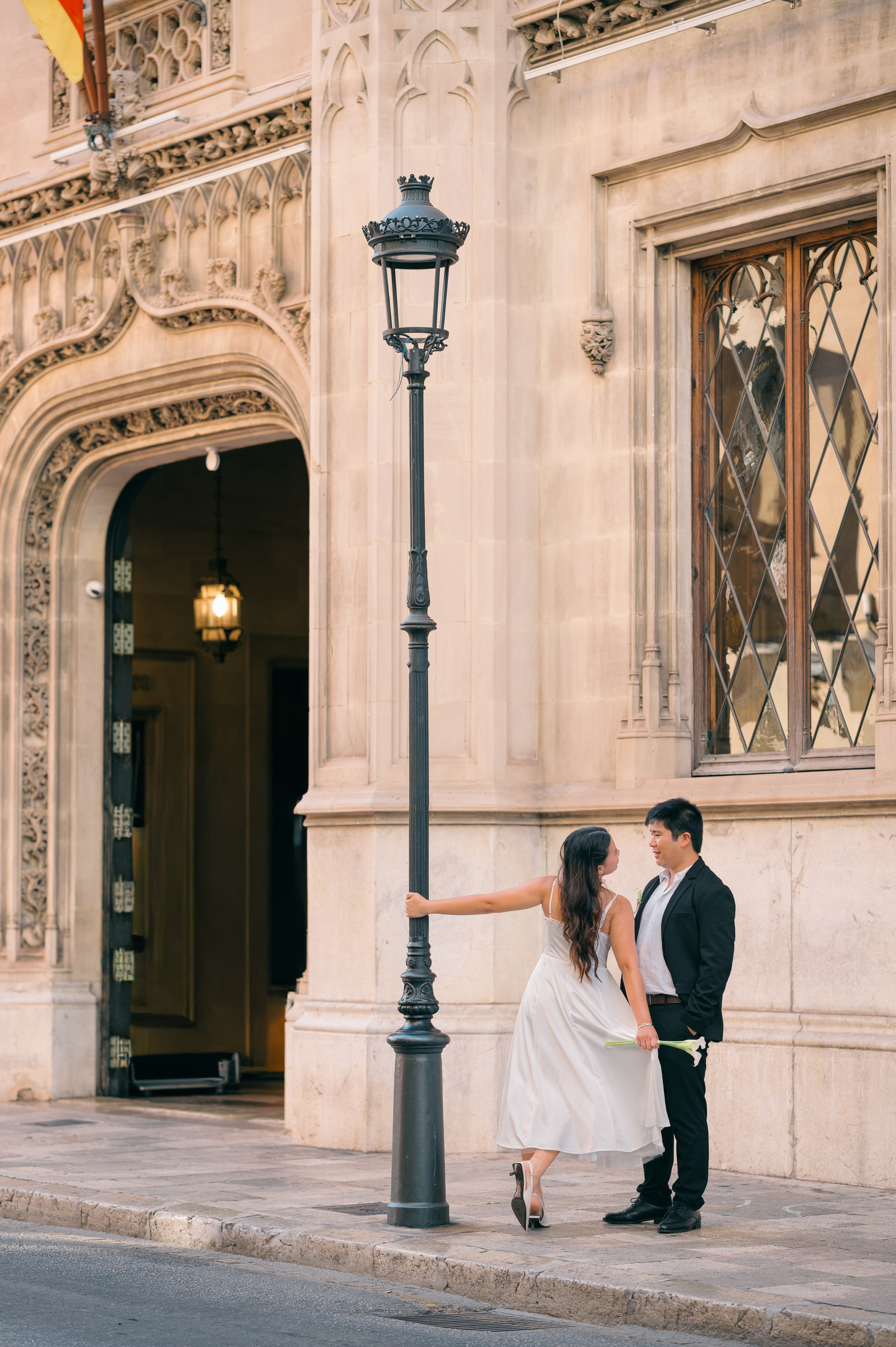 Wedding couple kissing outside a historic building in central Palma