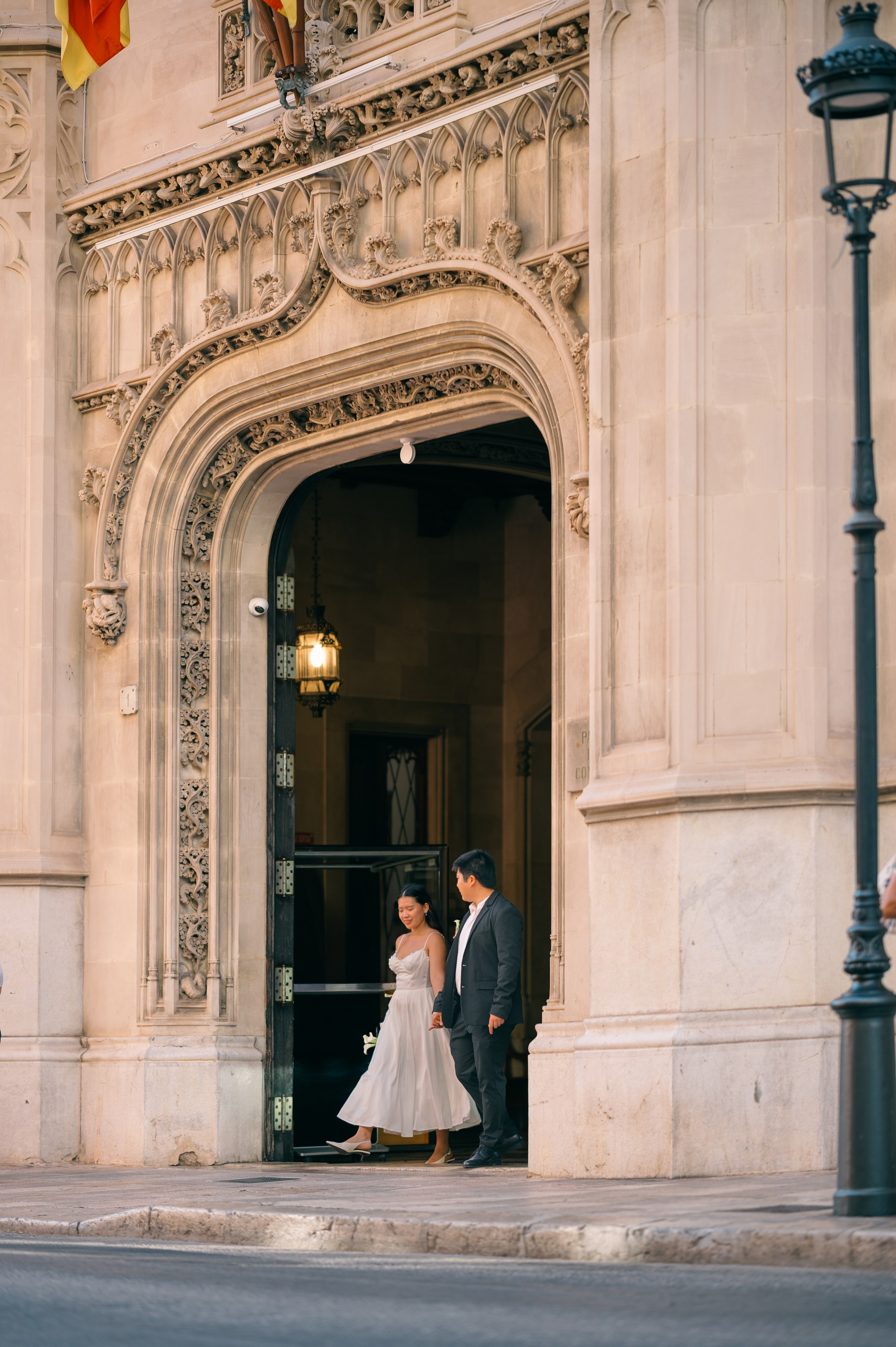 Wedding couple framed by historic architecture in Palma de Mallorca