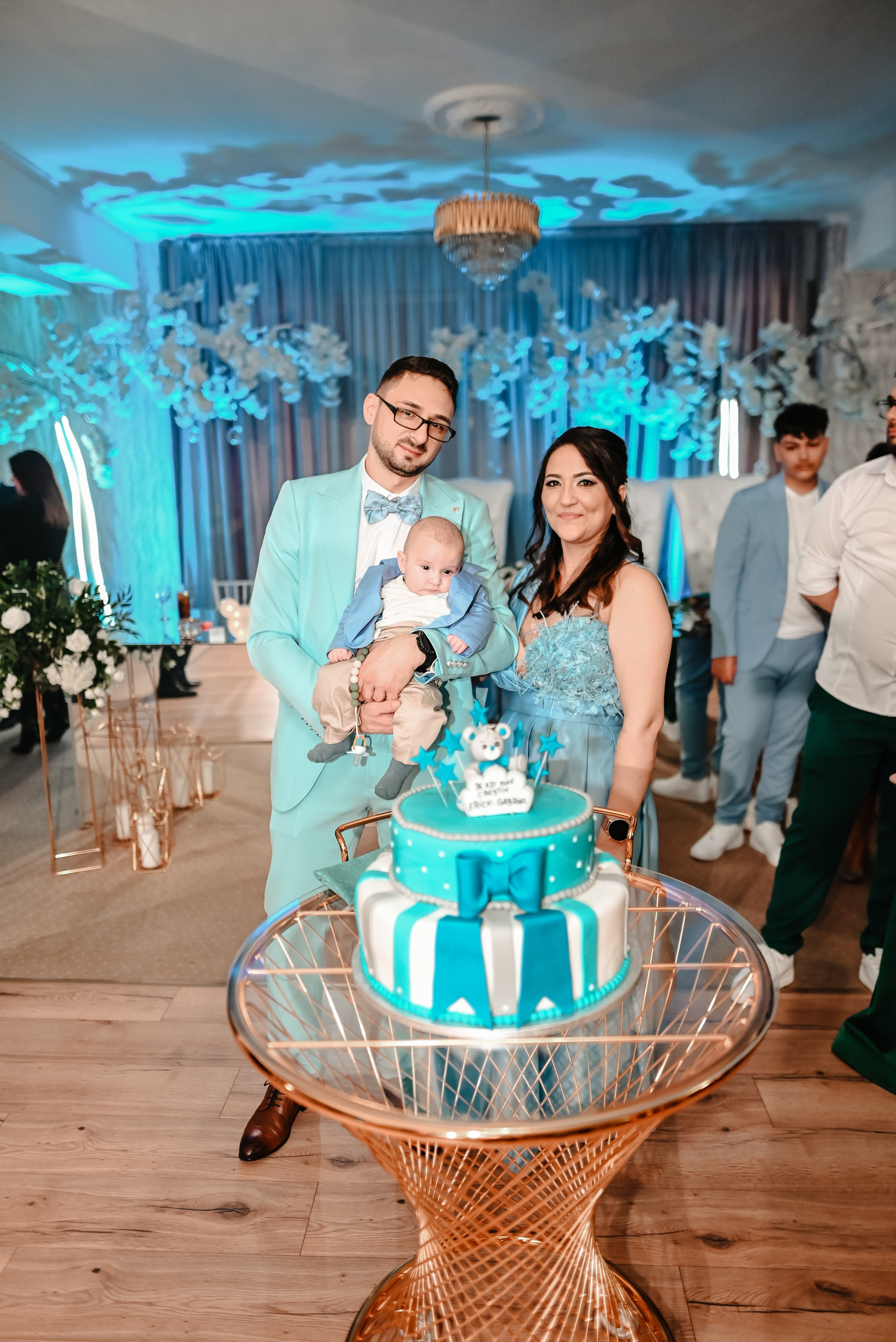 Momentul servirii tortului de botez – bucurie în familie surprinsă de Ana Maria Drăgan