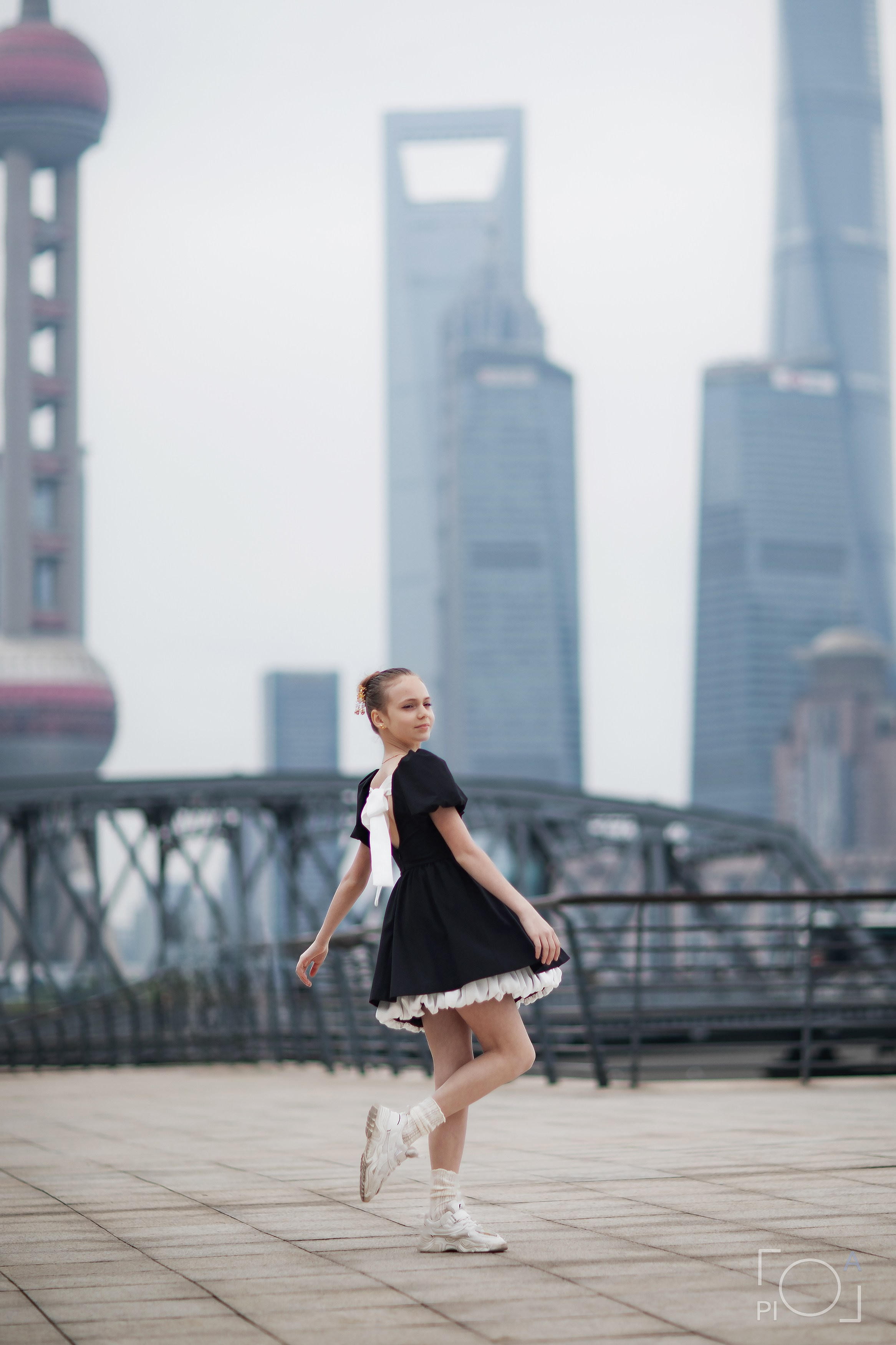 Фотосессия в Шанхае для девочки 11 лет, в черном платье. 