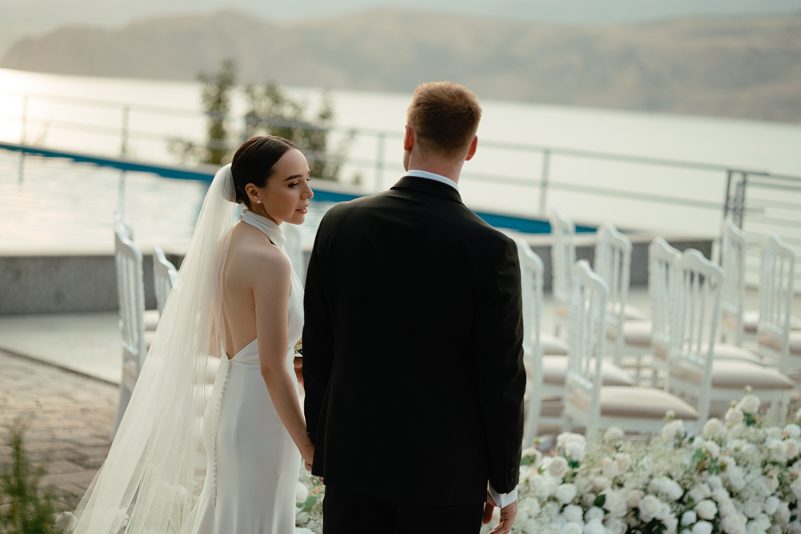 Thomas & Suyumbika. Главная