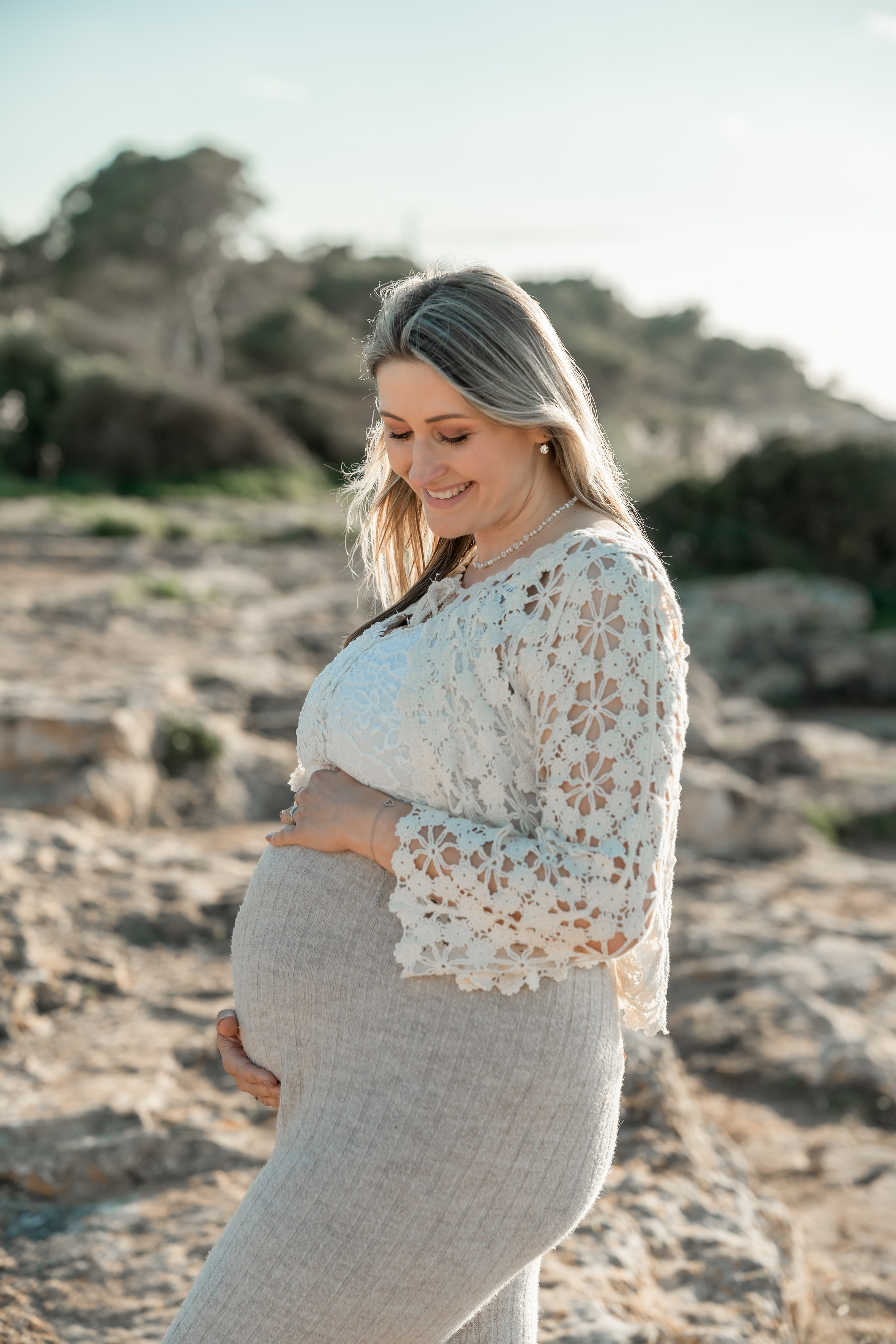 Schwangerschaftsshooting am Meer. Deine Fotografin auf Mallorca für Familien und Business