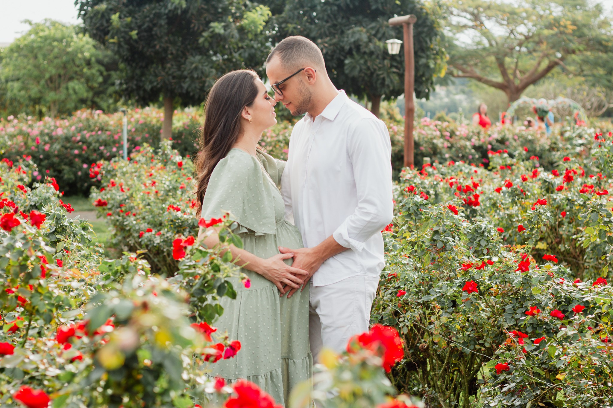 Ensaio Gestante em Campos de Flores em Holambra | Joyce Maria Fotografia. Joyce Maria Fotografia | Fotógrafa em Holambra