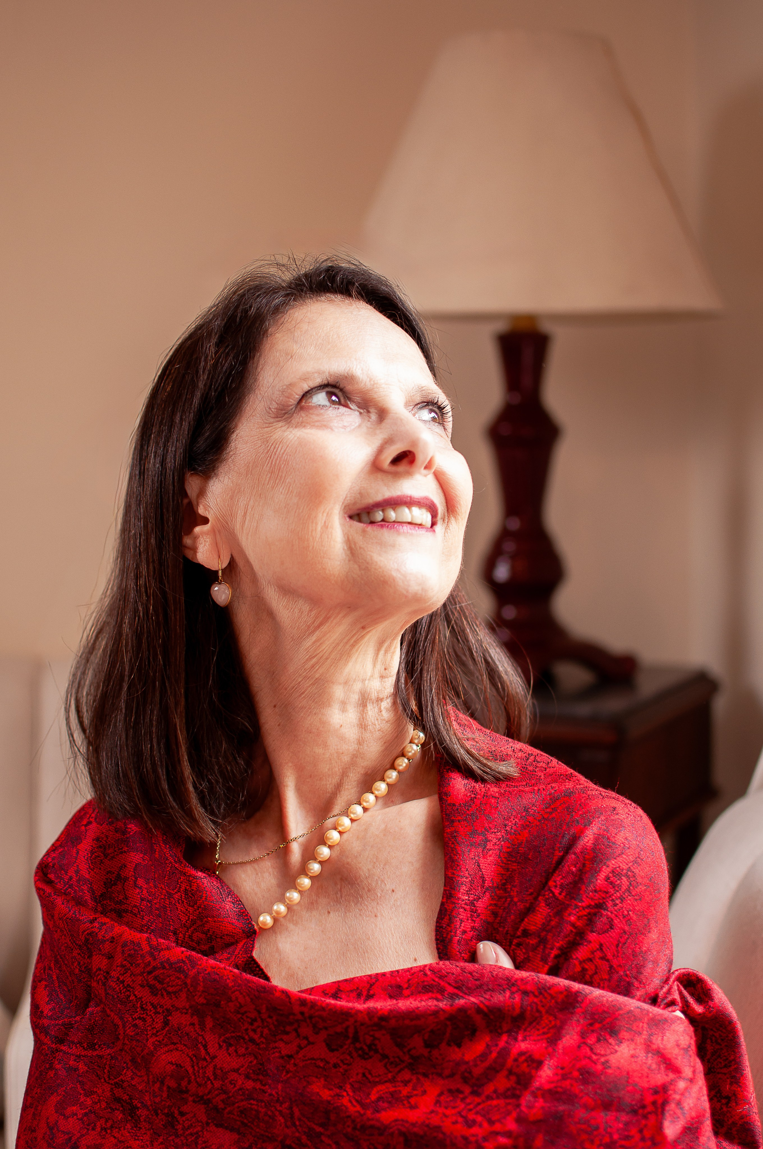 ensaio pessoal feminino, mulher na melhor idade, com lenço vermelho cobrindo o corpo