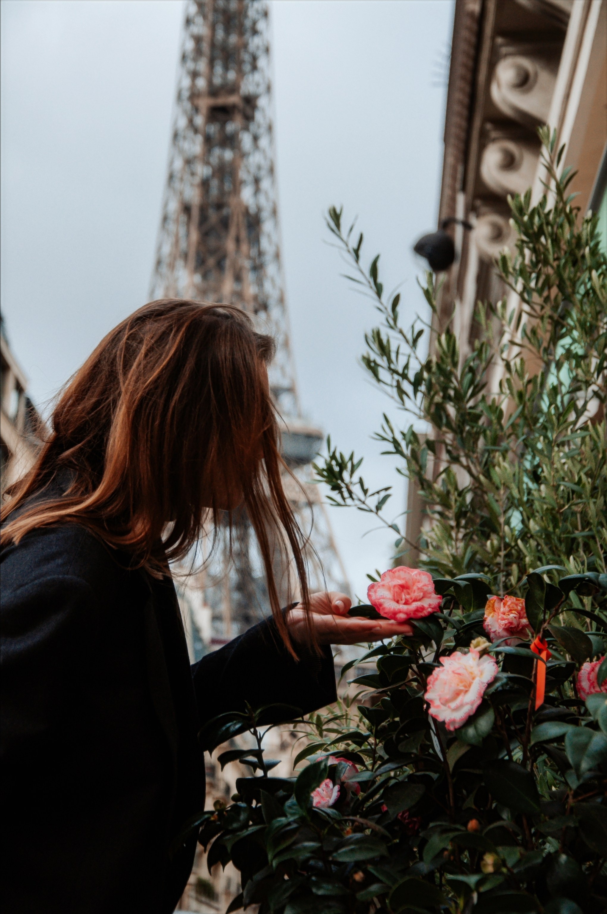 Фотосессия подруг у Эйфелевой башни. Фотограф в Париже Полина Осипова