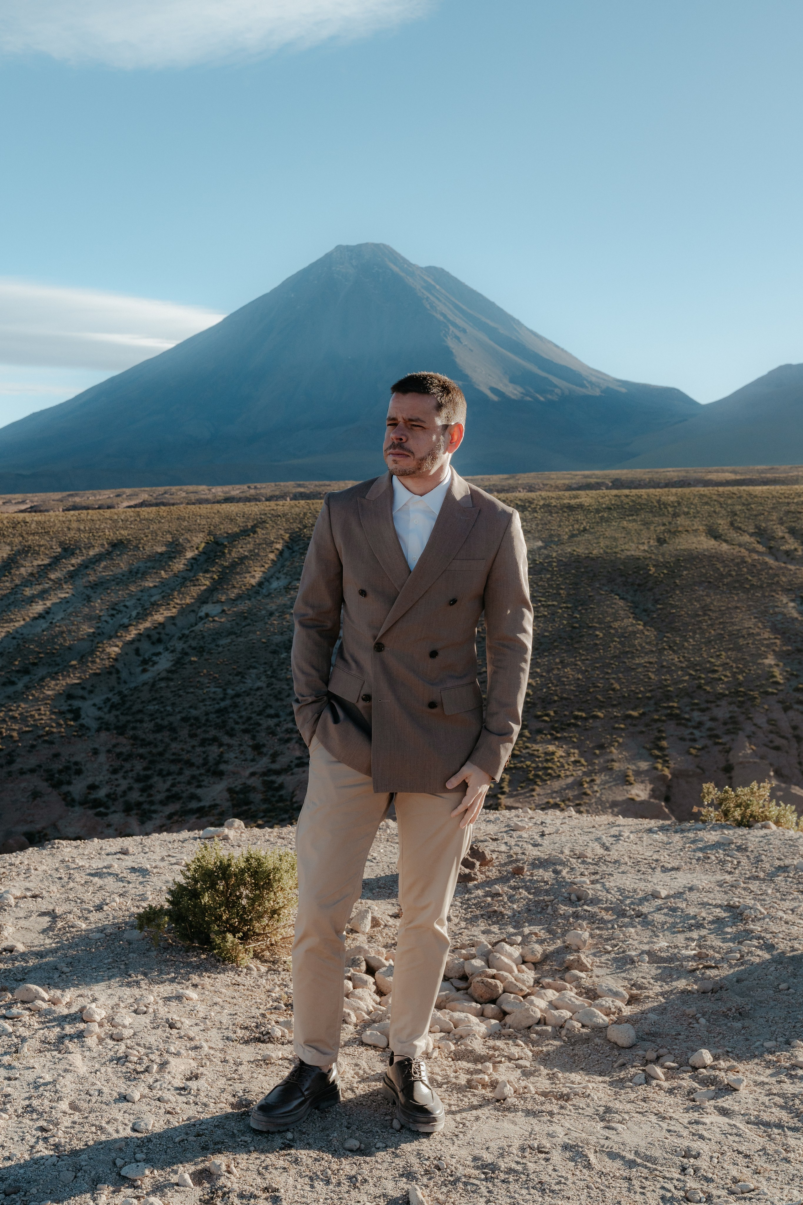 Pre-wedding no mirante do vulcão Licancabur. Photographer in San Pedro de Atacama
