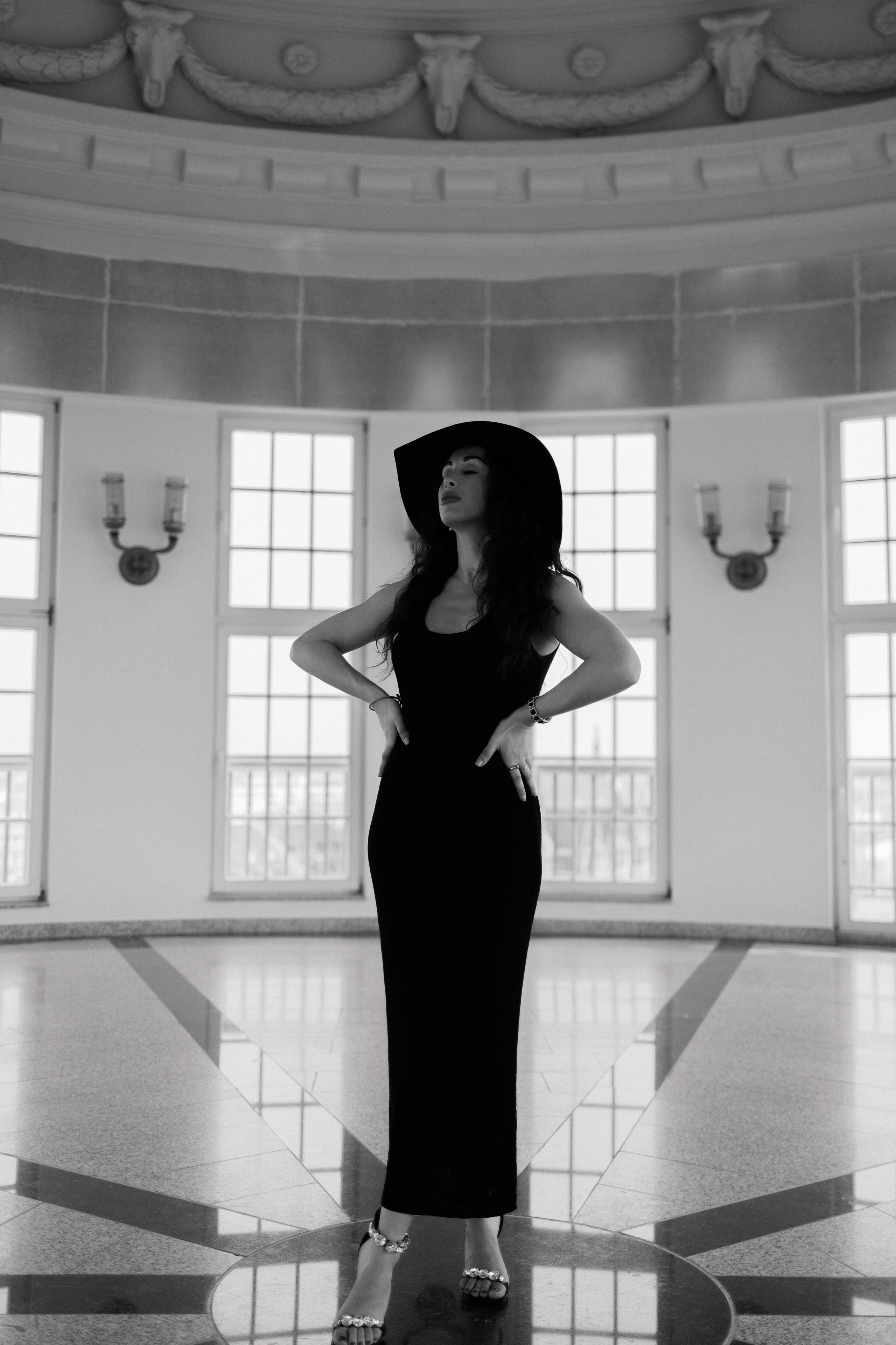 Elegant City Portrait in Leipzig. Woman in Black Dress&Hat timeless Urban Photography by Kristina Kozheltsova. Kristina Kozheltsova- Soulful Portrait&Lifestyle&Love Story Photographer in Leipzig, Germany