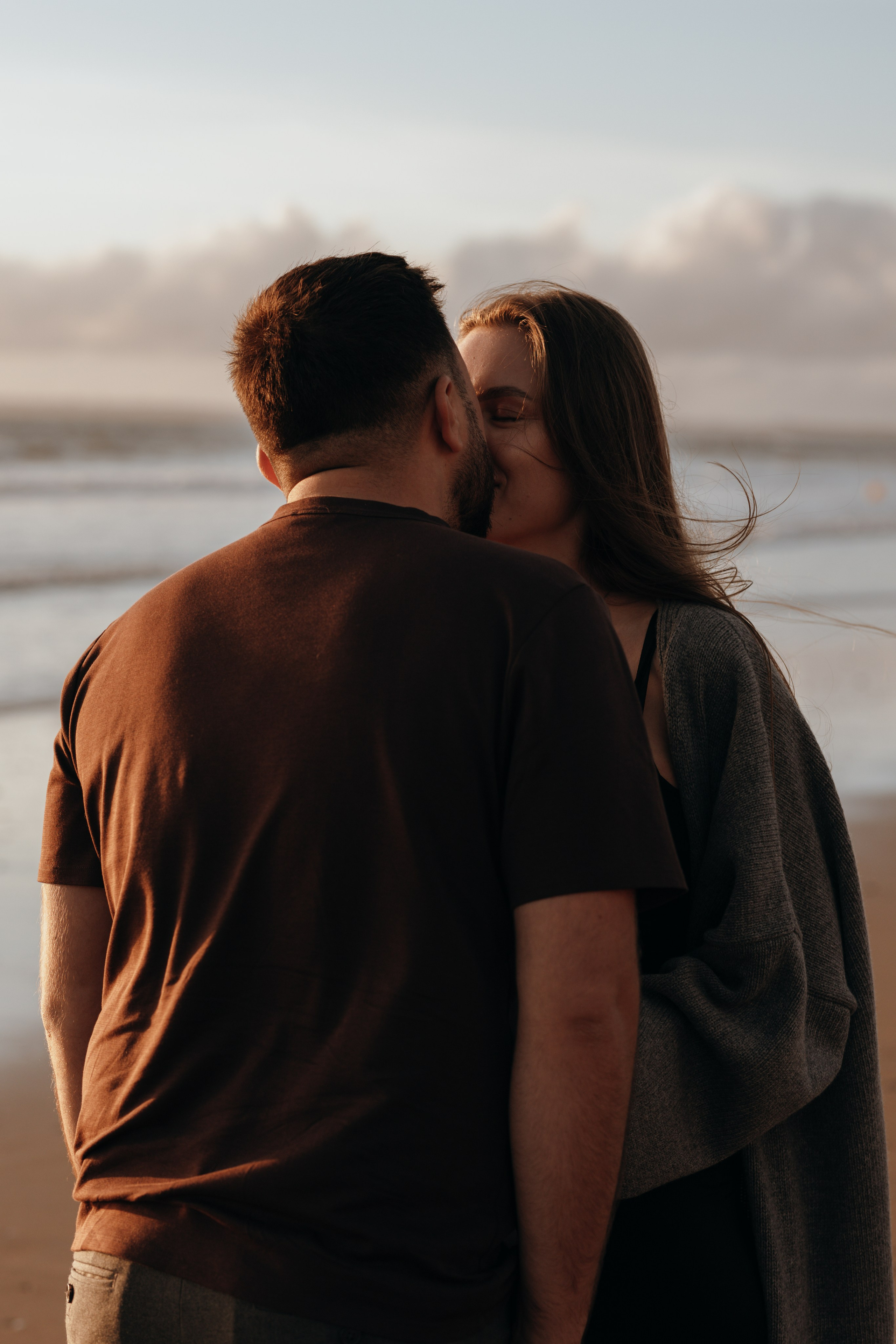 Sunset maternity photoshoot. Annah Louwagie — Lifestyle photographer for couples, families & brands | France & worldwide