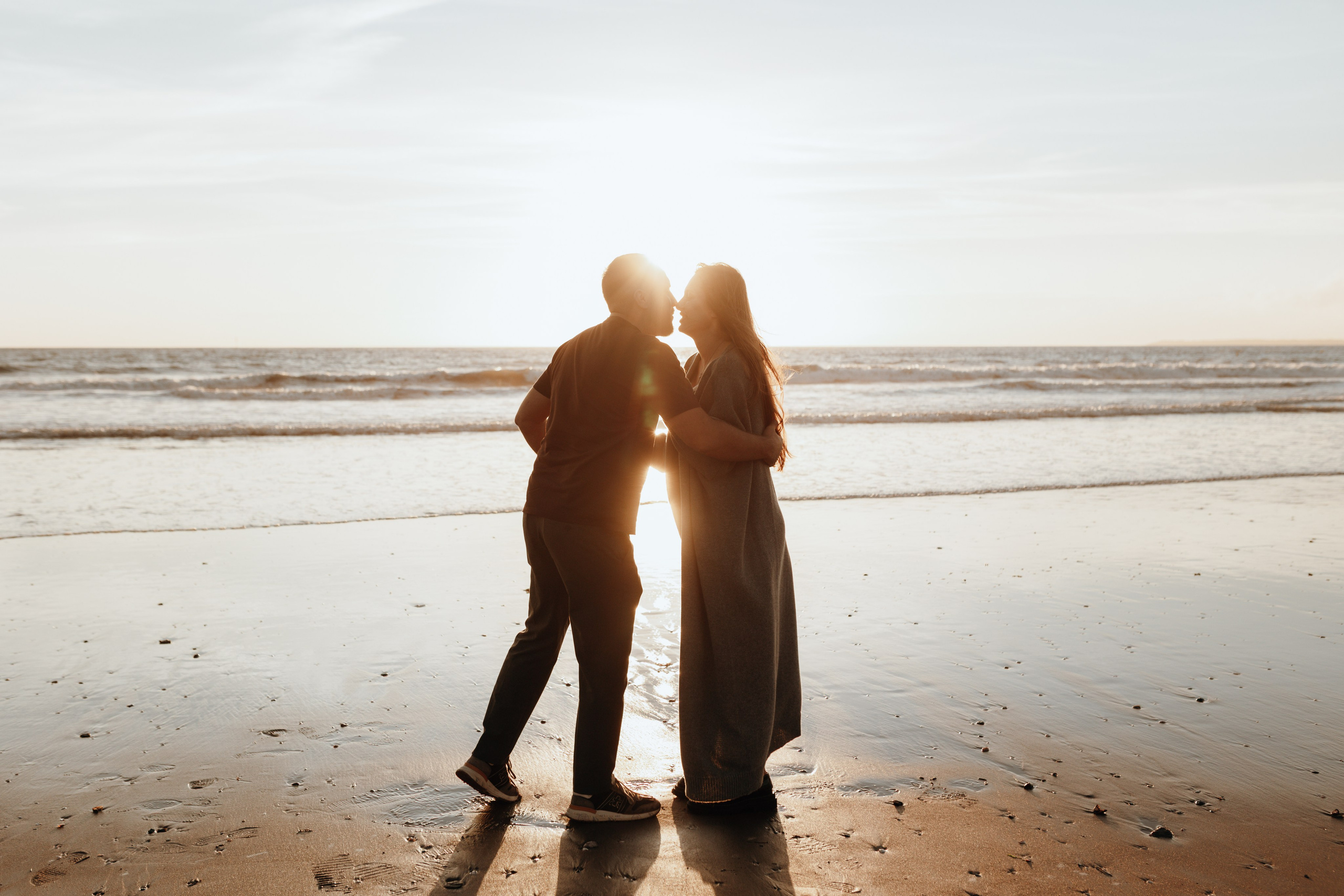 Sunset maternity photoshoot. Annah Louwagie — Lifestyle photographer for couples, families & brands | France & worldwide