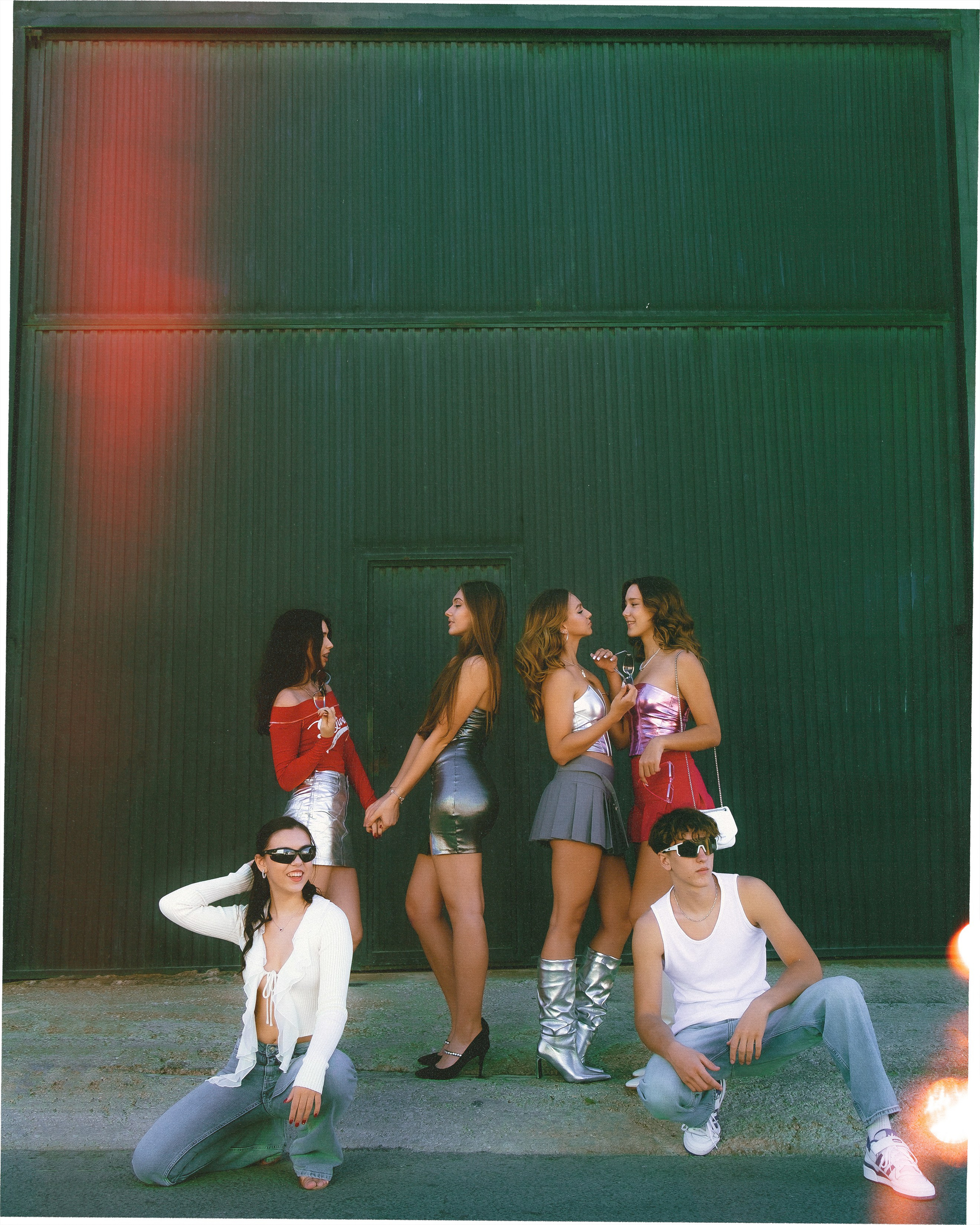 Фотограф в Гуардамаре: Стритстайл фотосессия подростков в стиле 2000-х