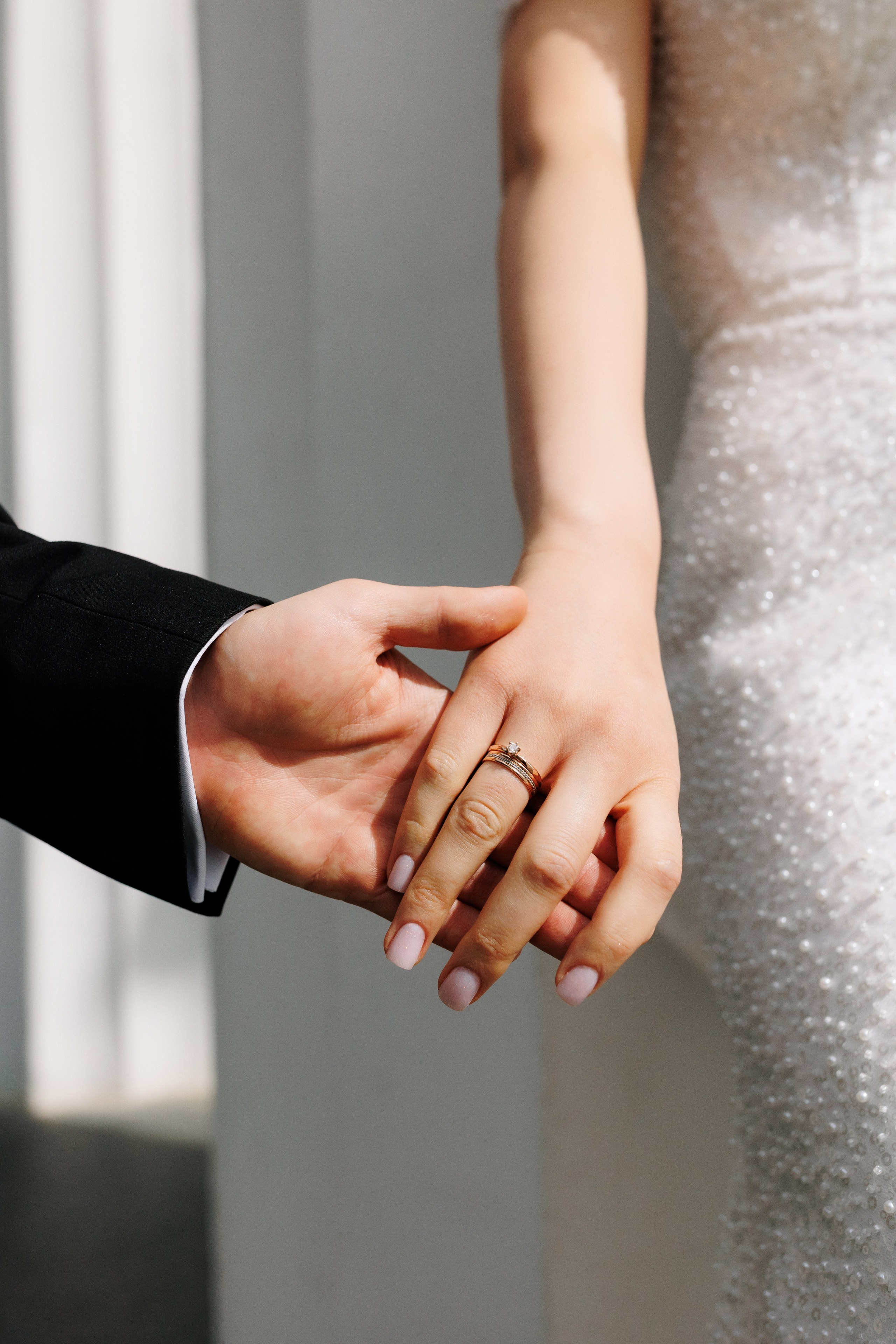 Nunți elegante fotografiate în stil cinematic, detalii fine, emoții reale, film analog și fotografie digitală.