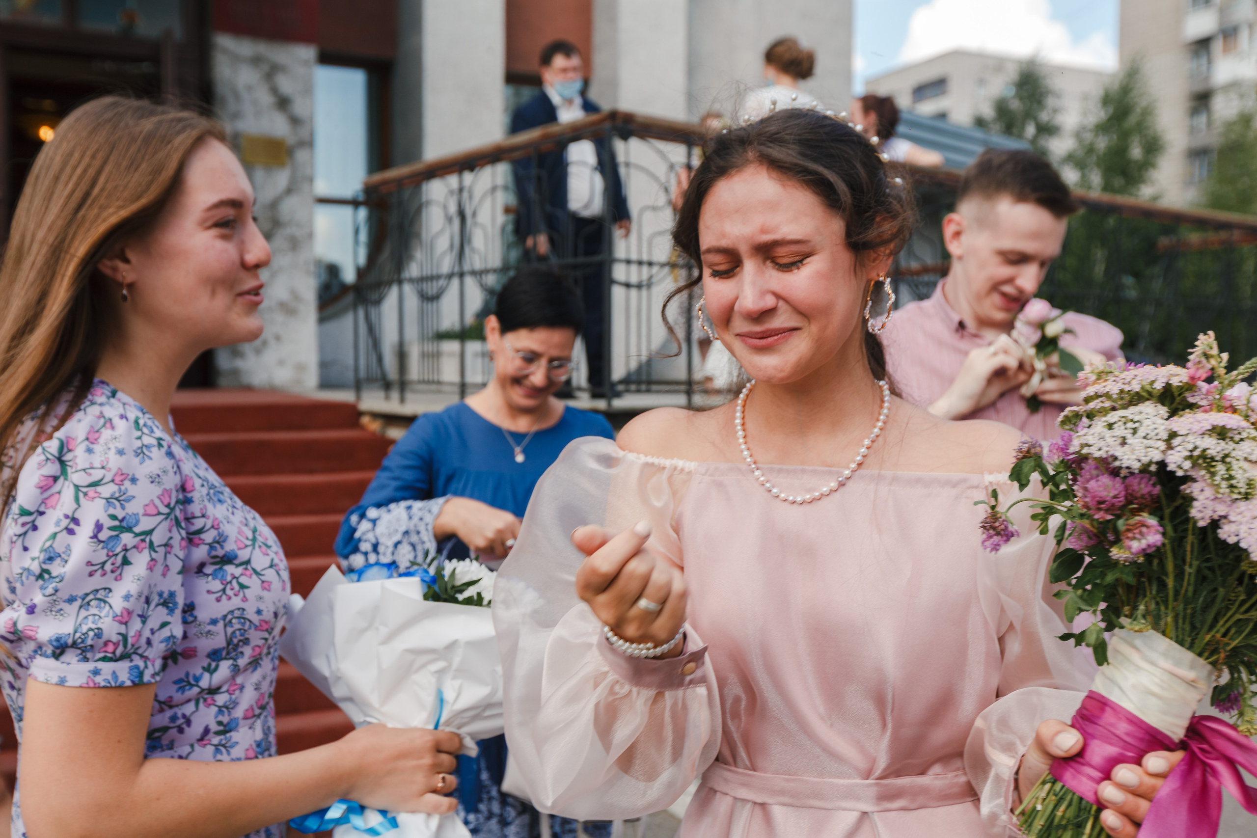 La novia y el novio en el fondo de un picnic de boda. Fotógrafo de retrato, familia y reportajes en Valencia | España | Europa Vitalii Lumier
