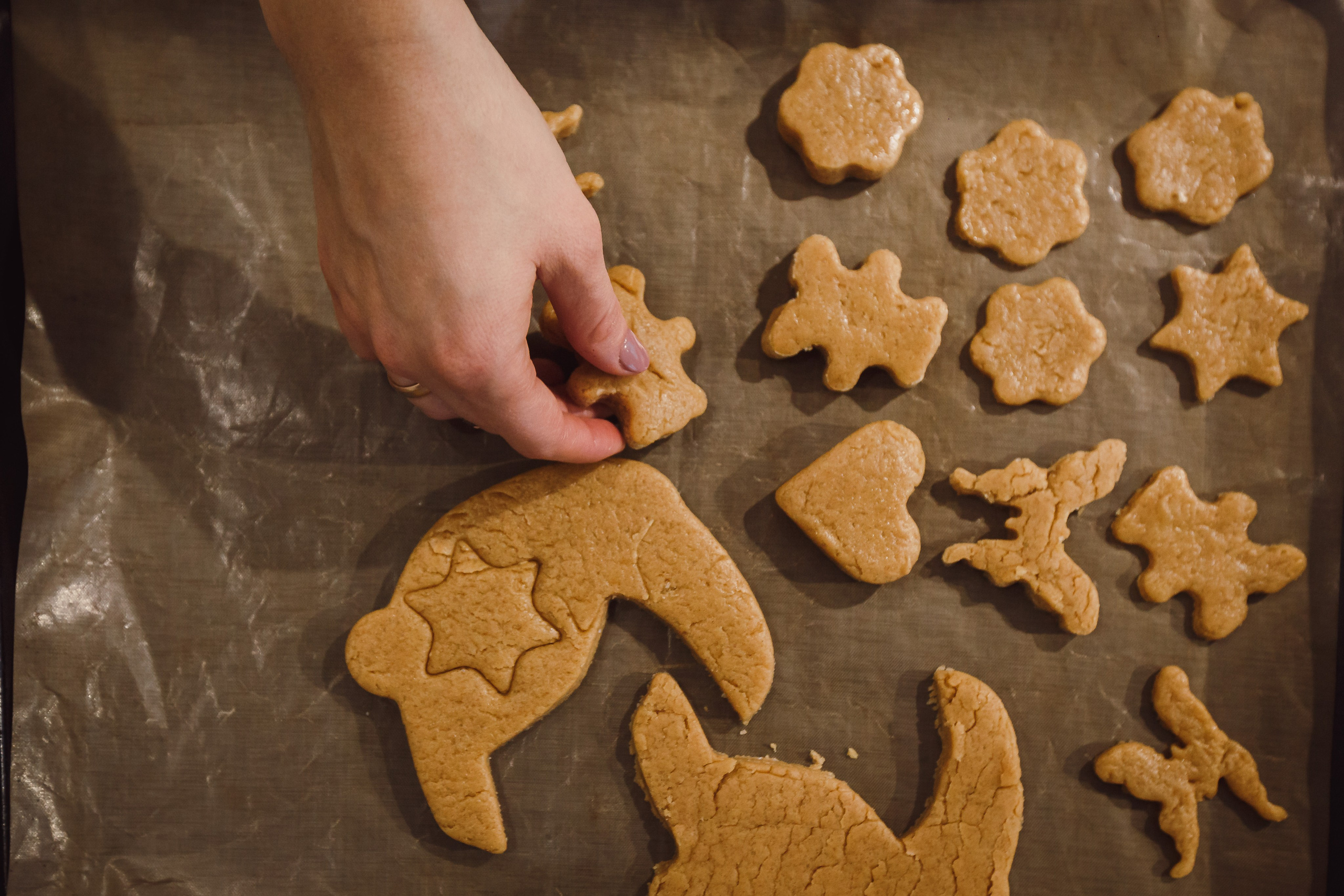 Padres con niños preparando galletas en casa. Fotógrafo de retrato, familia y reportajes en Valencia | España | Europa Vitalii Lumier