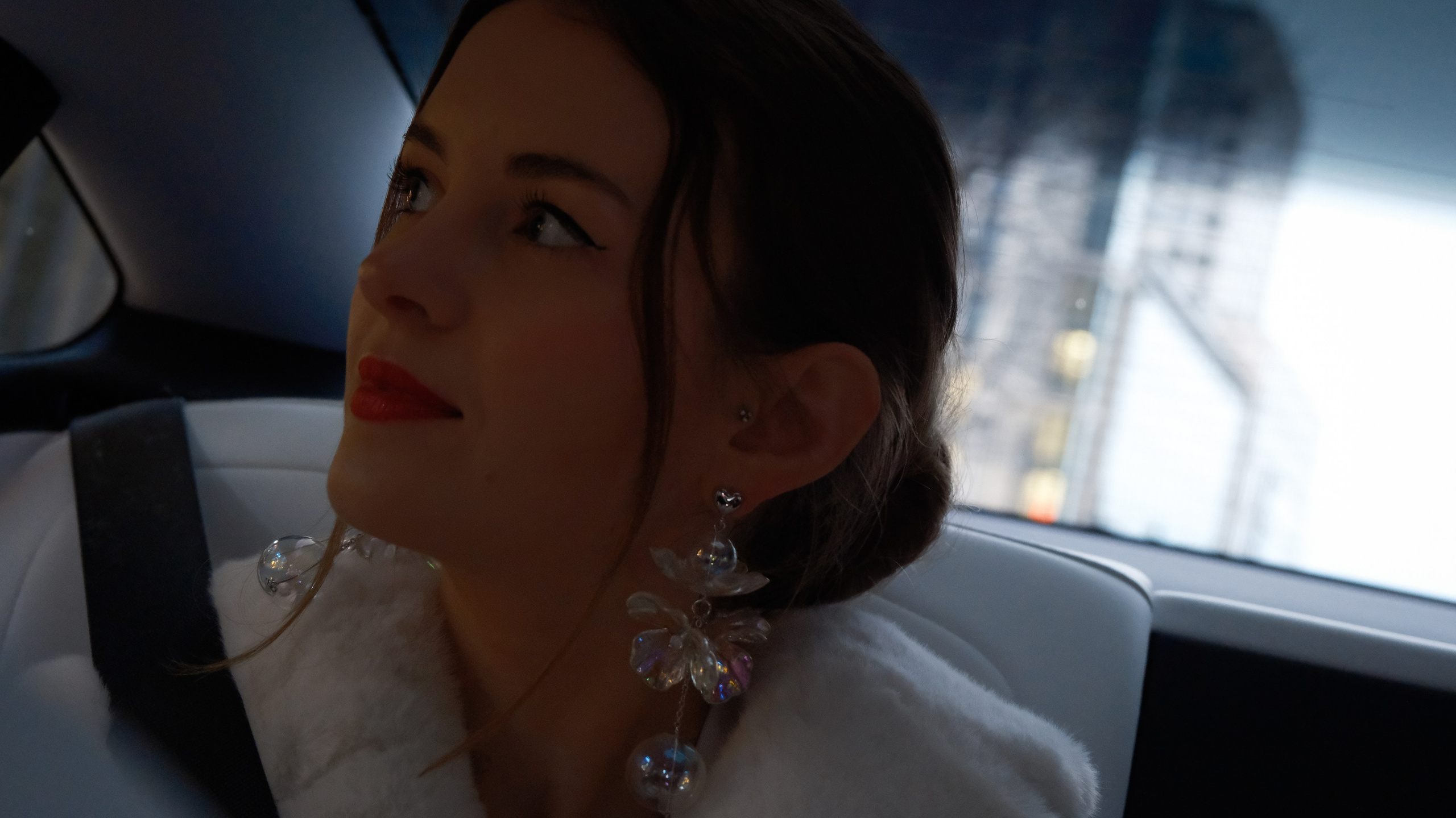 Red satin. Wedding photography — EMU Photos