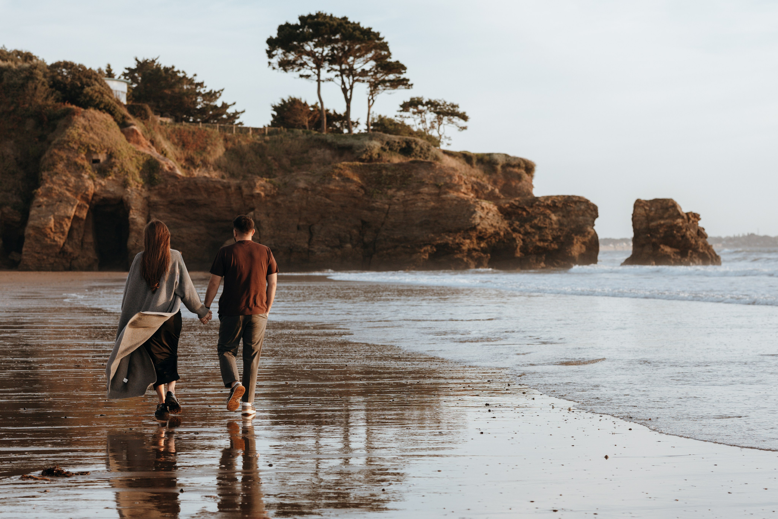 Sunset maternity photoshoot. Annah Louwagie — Lifestyle photographer for couples, families & brands | France & worldwide