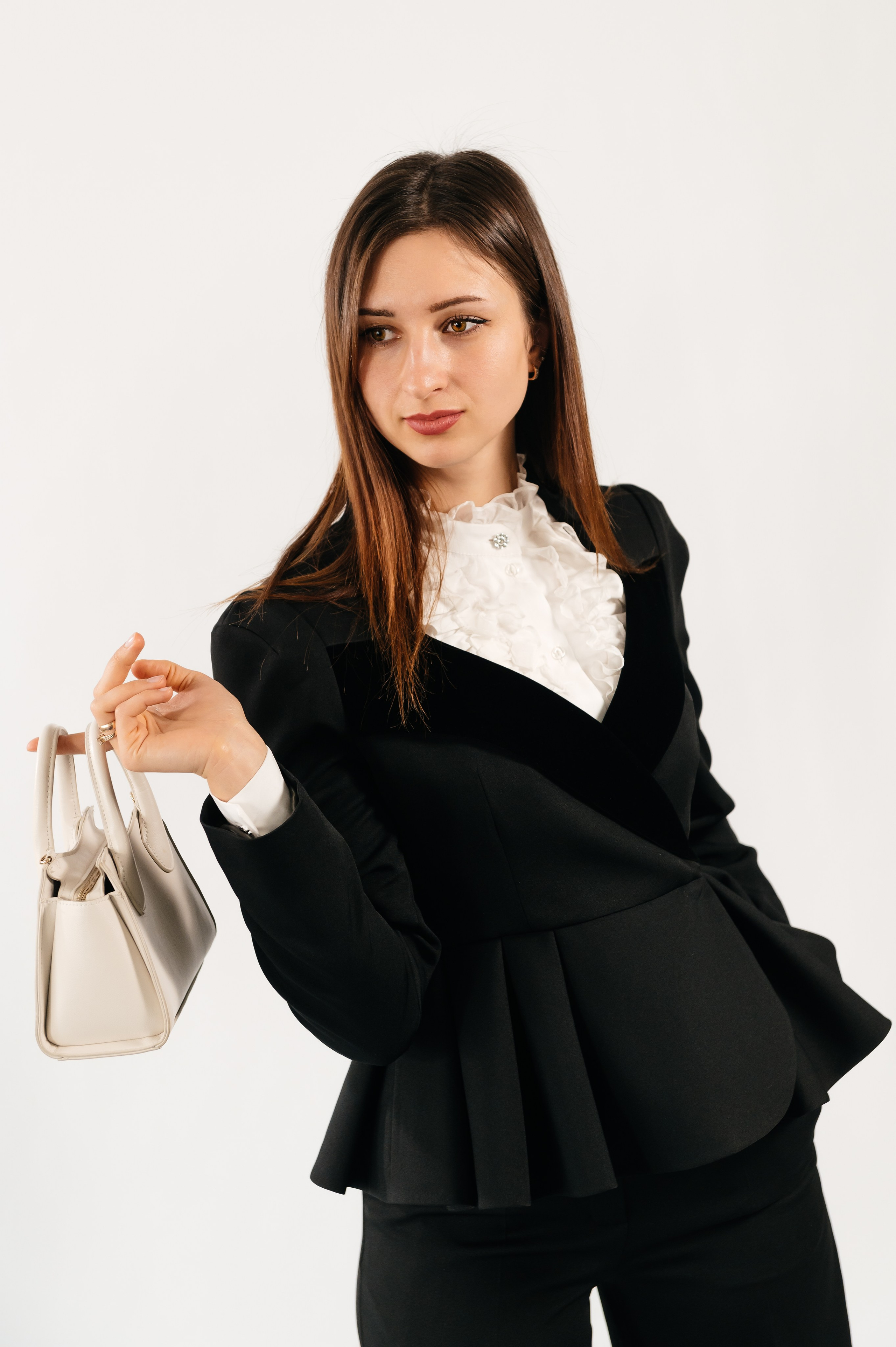 Compleu: sacou și pantaloni. Designer vestimentar: elaborarea, proiectarea și confectionare…