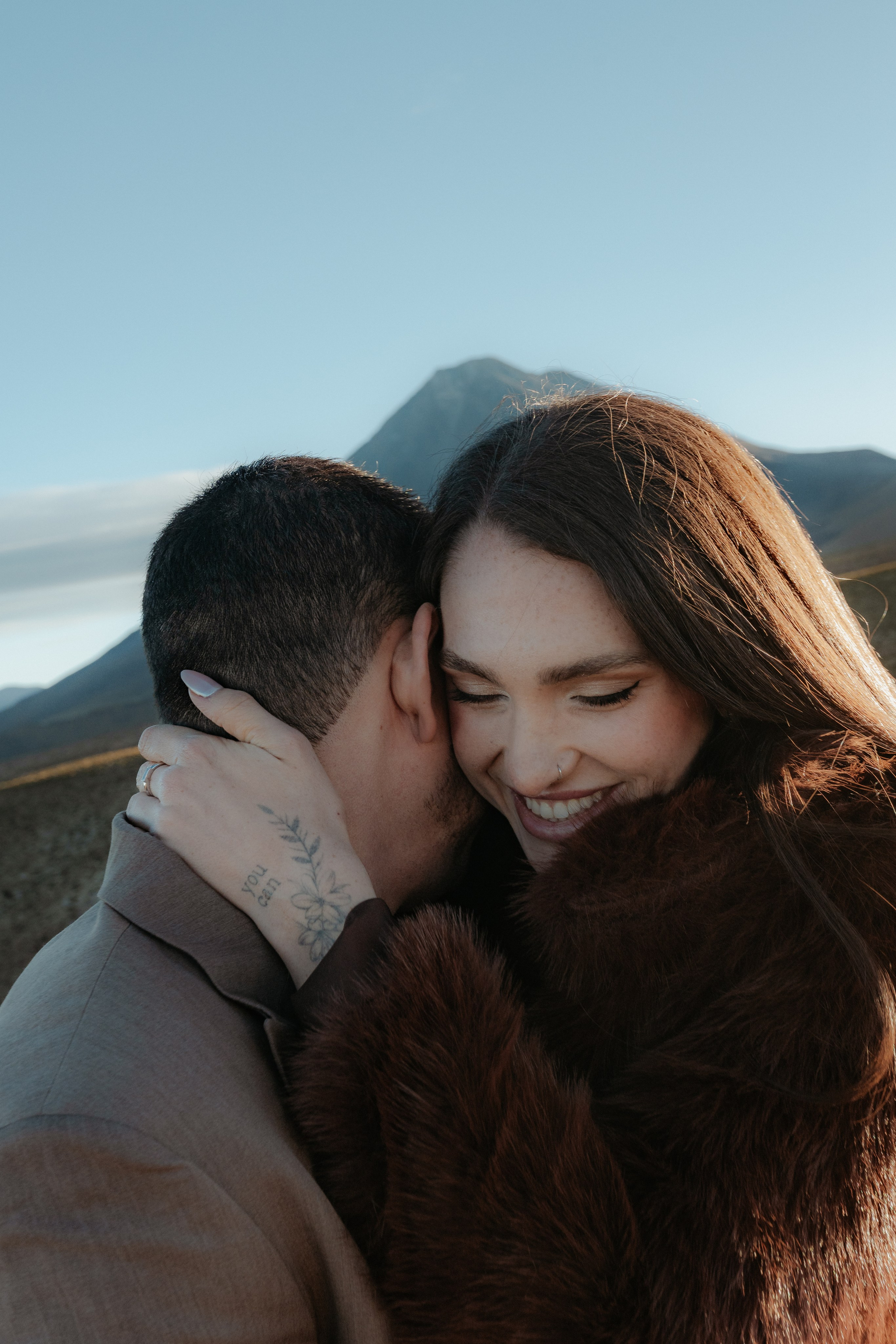 Pre-wedding no mirante do vulcão Licancabur. Photographer in San Pedro de Atacama