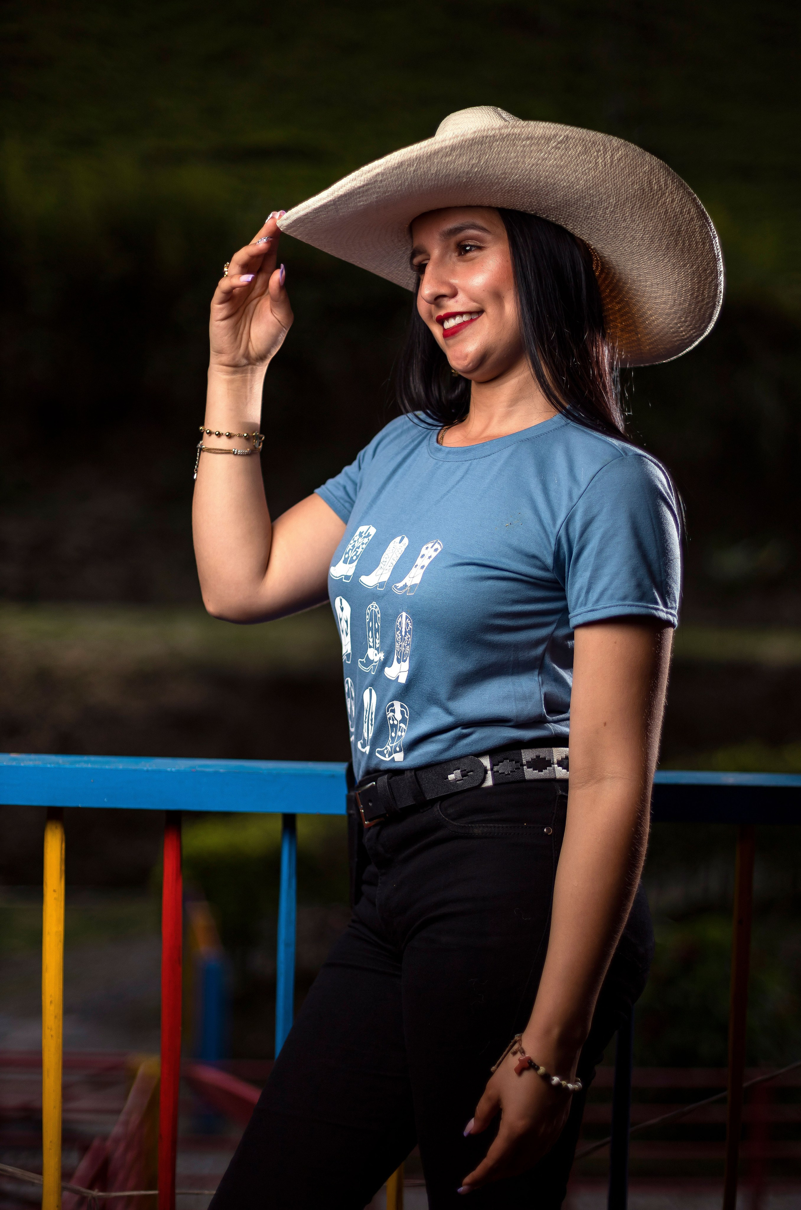 Fotógrafo de retratos fotógrafo de estilo de vida fotografía de locación fotografía de estudio sesión de fotos marca personal. Fotografía profesional para su evento en Caldas por SERFOTOGRAFÍA