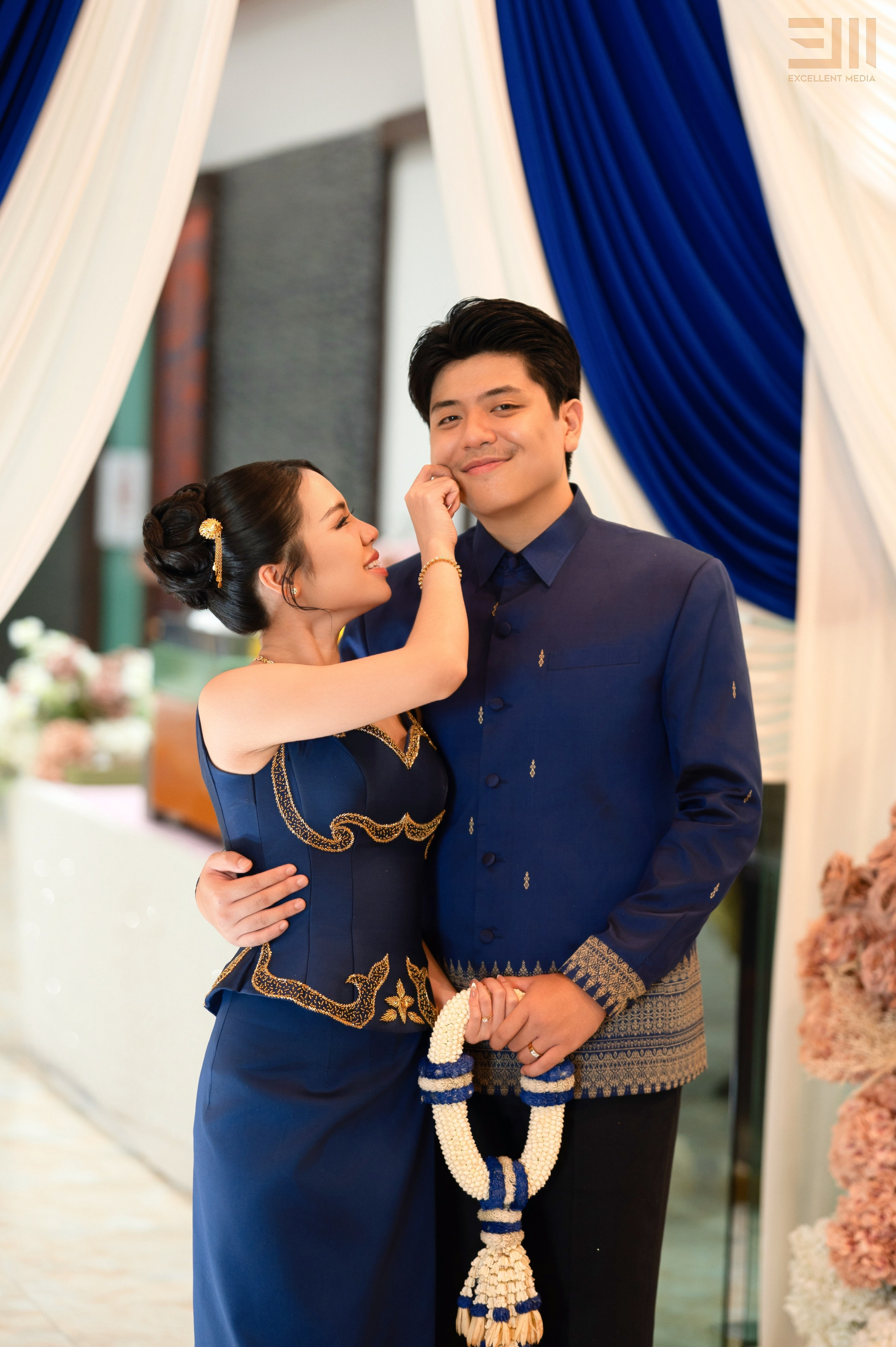 សិង្ហ & លីដា. Welcome to Excellent Media