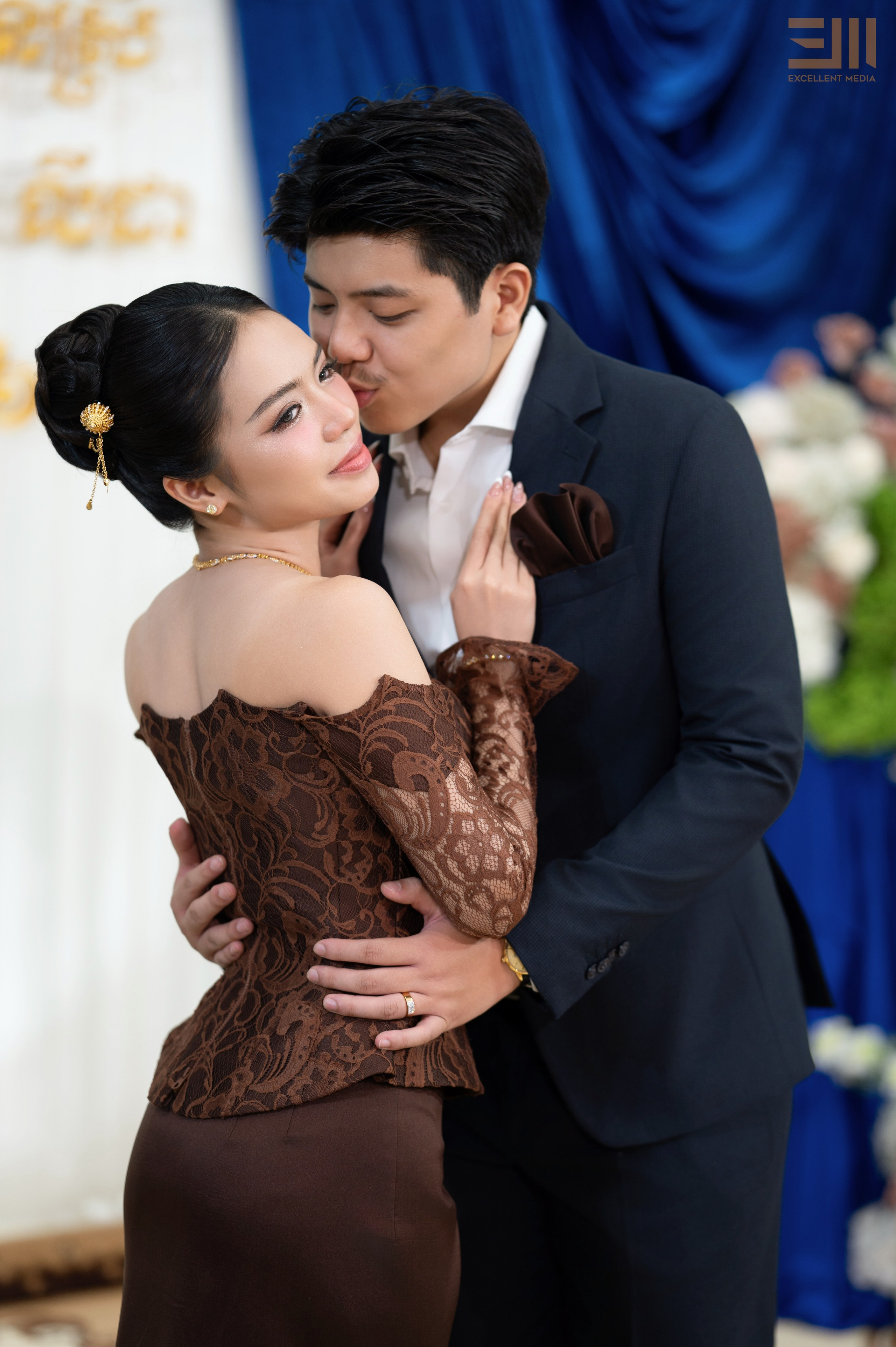 សិង្ហ & លីដា. Welcome to Excellent Media