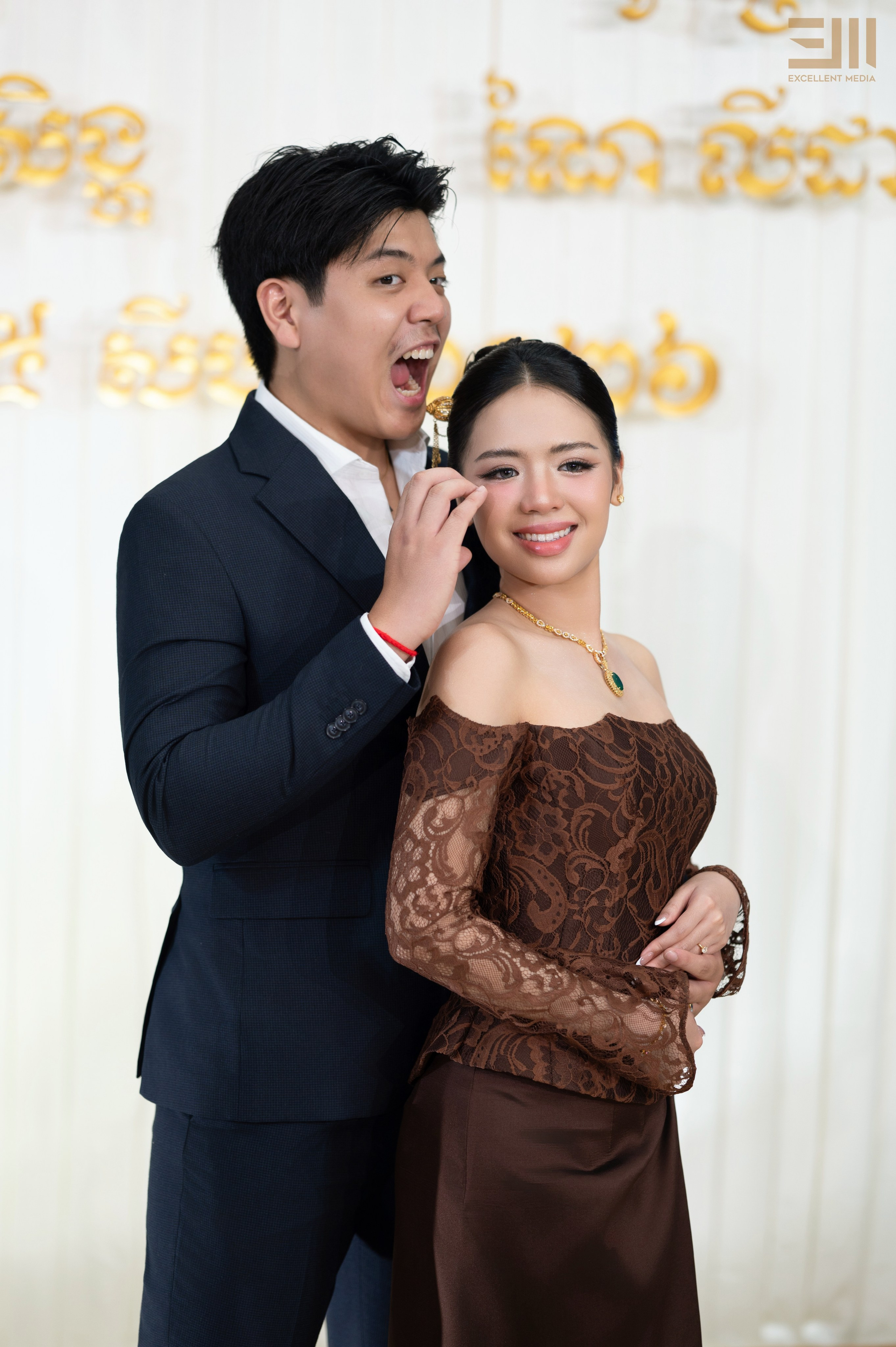 សិង្ហ & លីដា. Welcome to Excellent Media