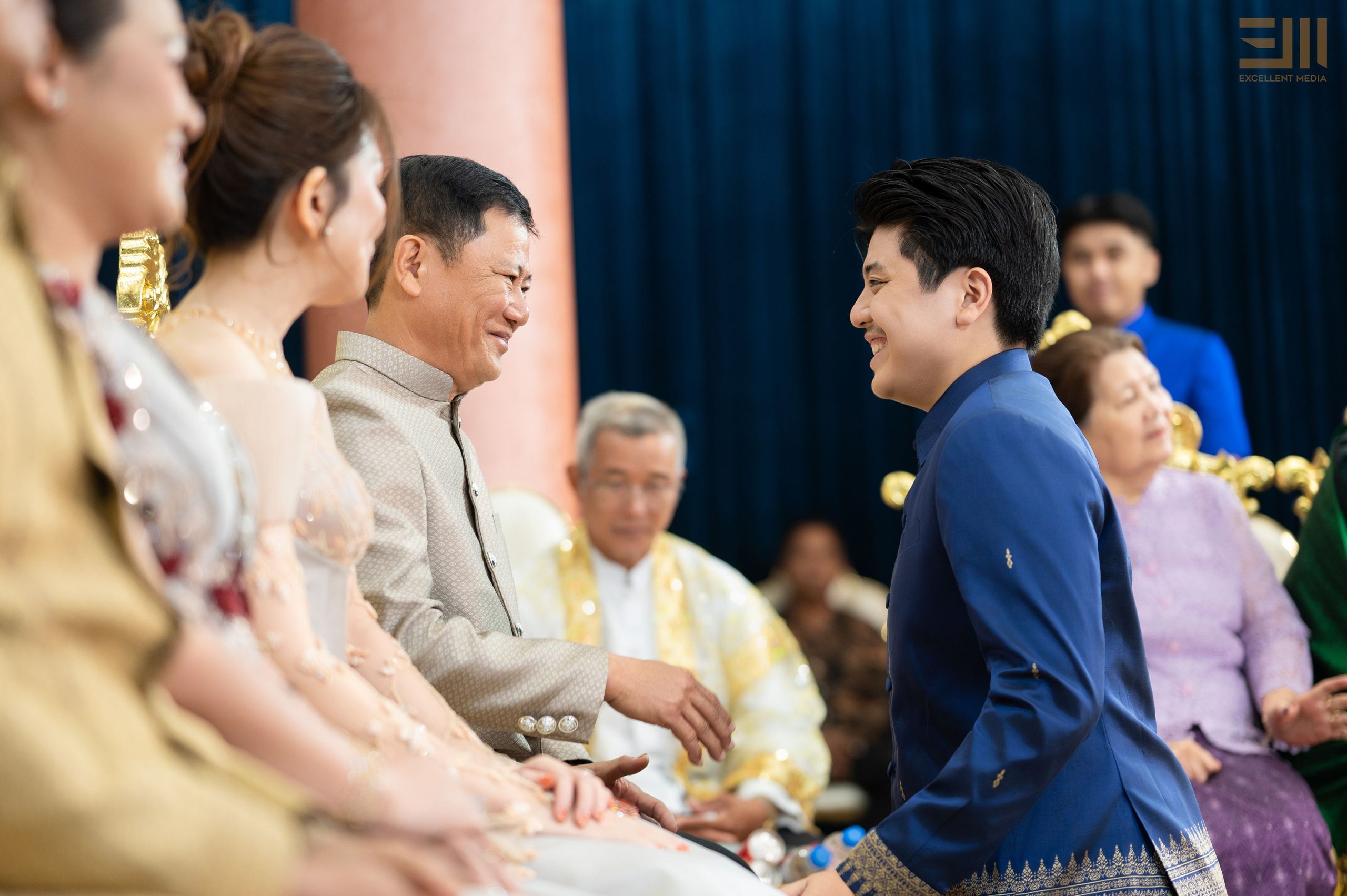 សិង្ហ & លីដា. Welcome to Excellent Media