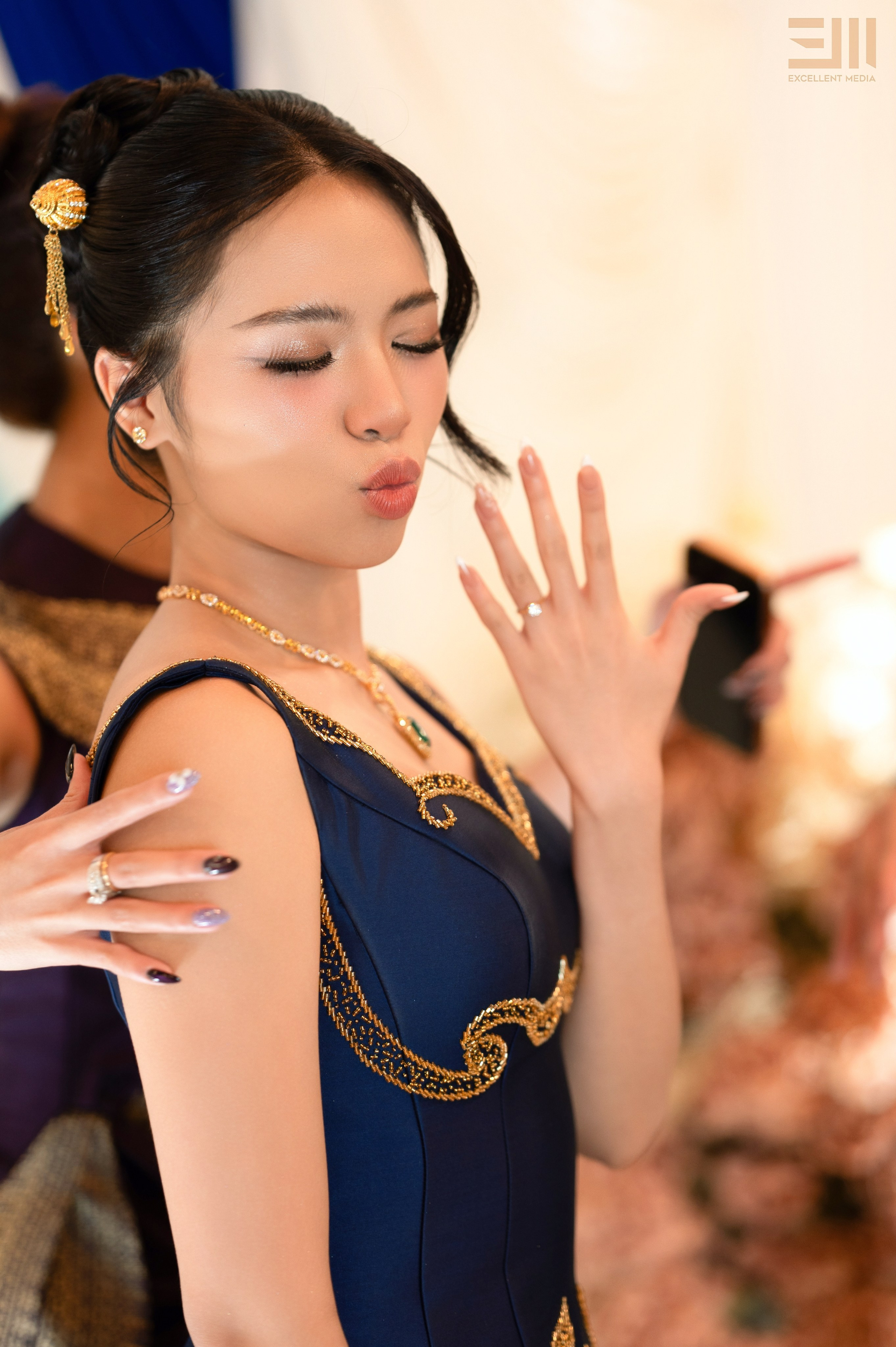 សិង្ហ & លីដា. Welcome to Excellent Media
