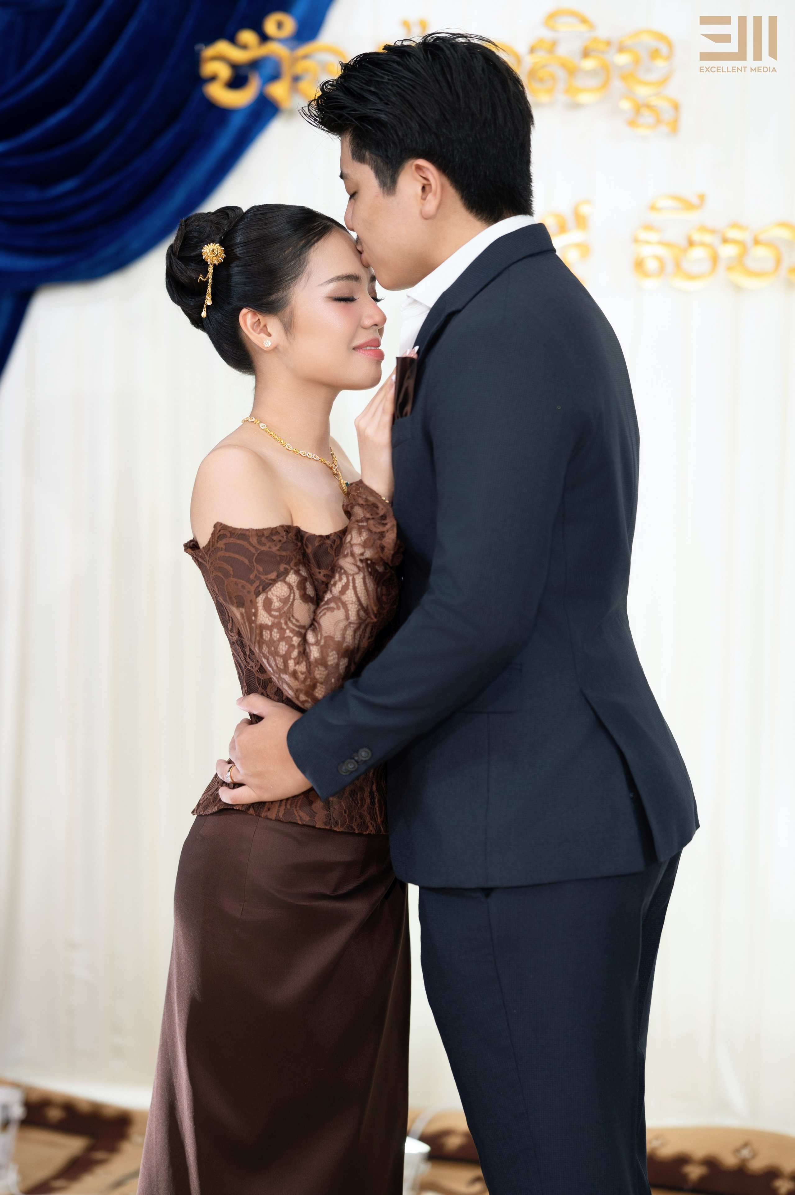 សិង្ហ & លីដា. Welcome to Excellent Media
