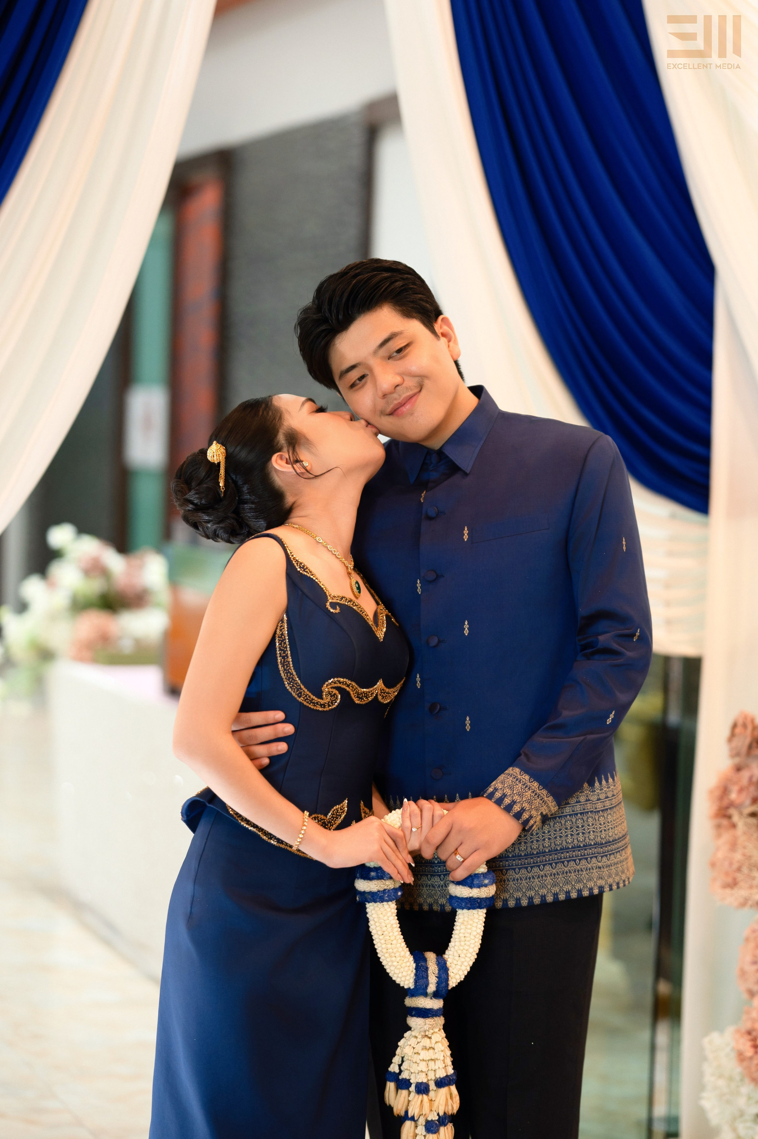 សិង្ហ & លីដា. Welcome to Excellent Media