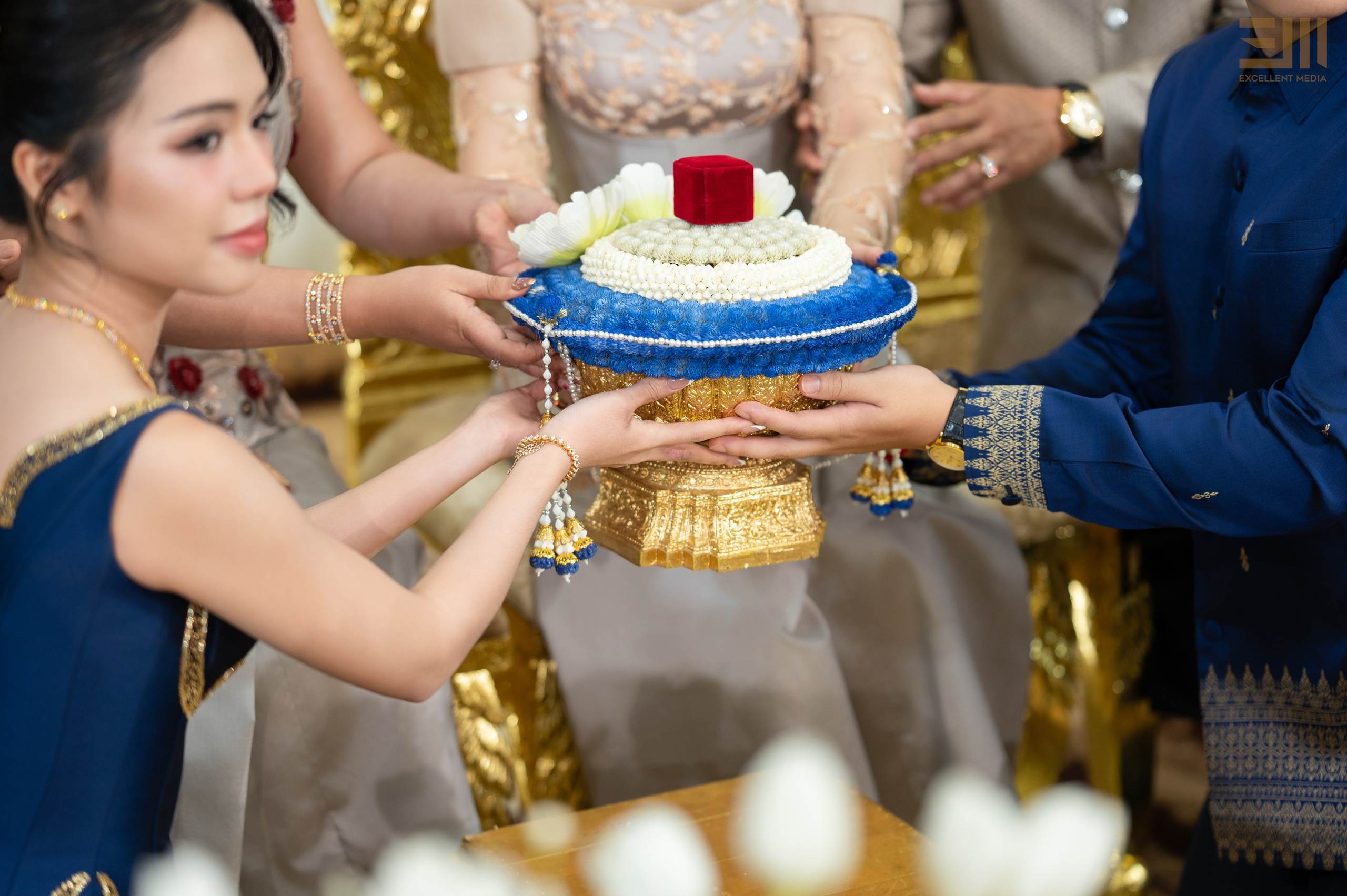 សិង្ហ & លីដា. Welcome to Excellent Media