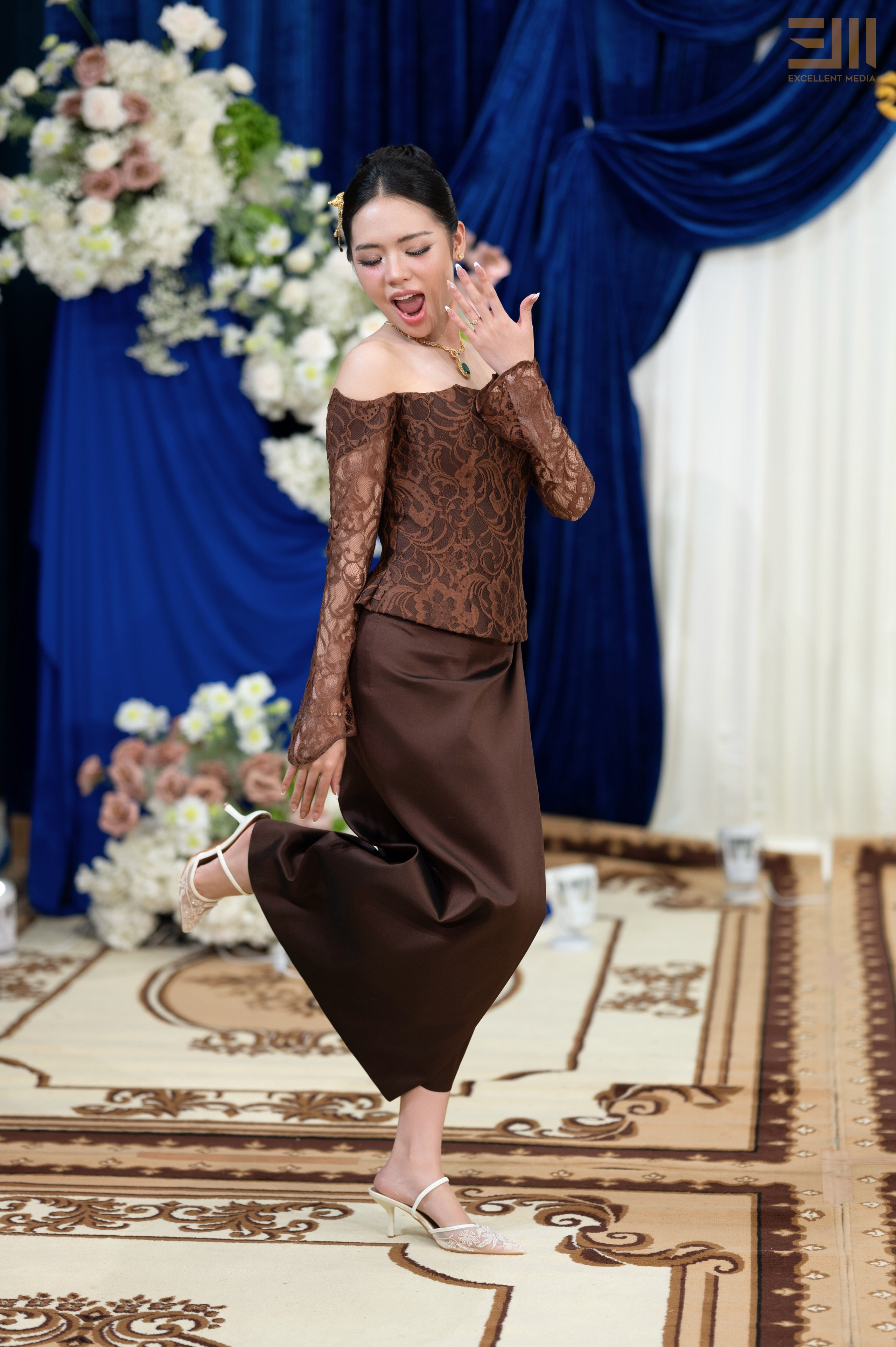 សិង្ហ & លីដា. Welcome to Excellent Media