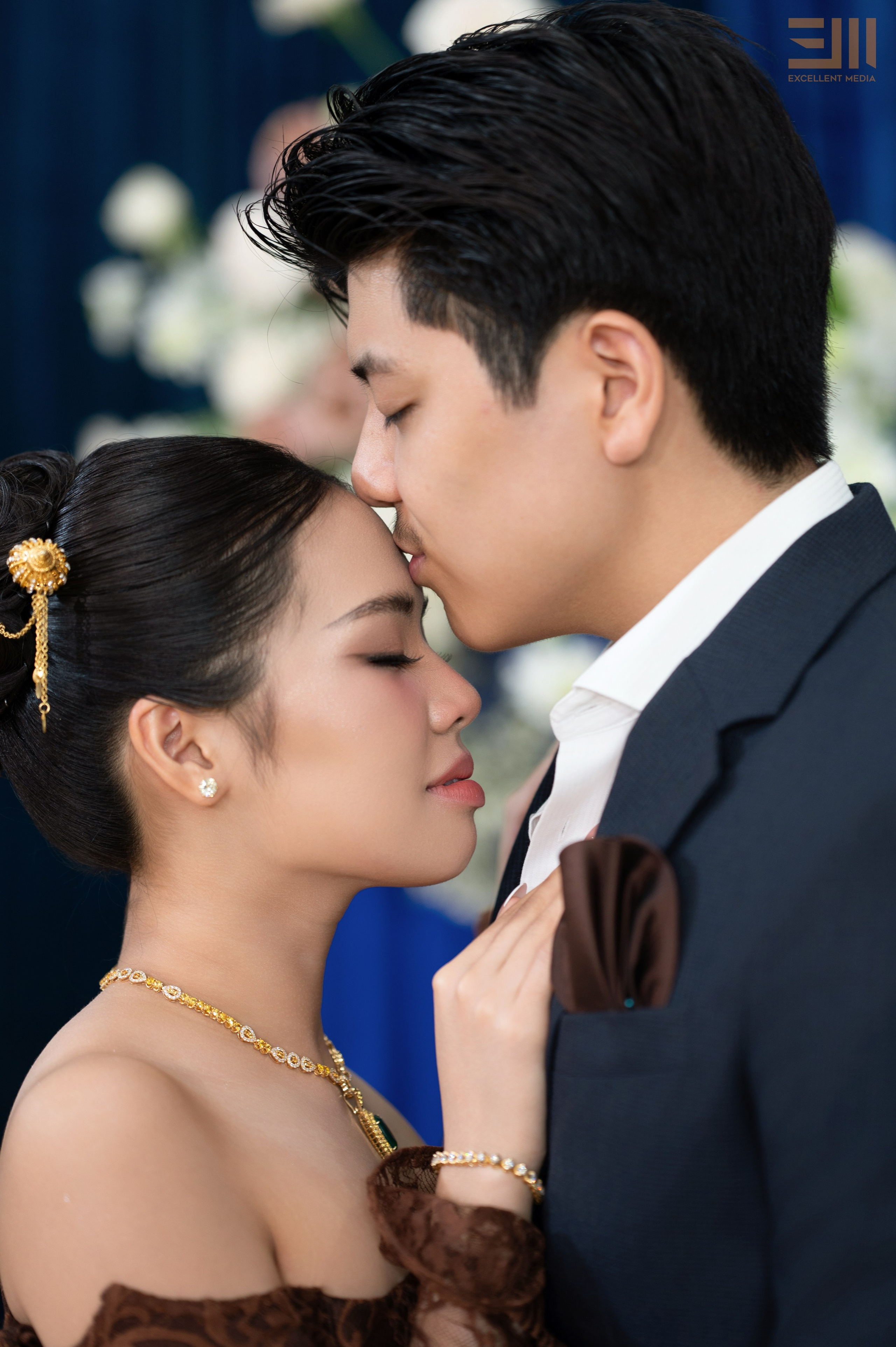 សិង្ហ & លីដា. Welcome to Excellent Media