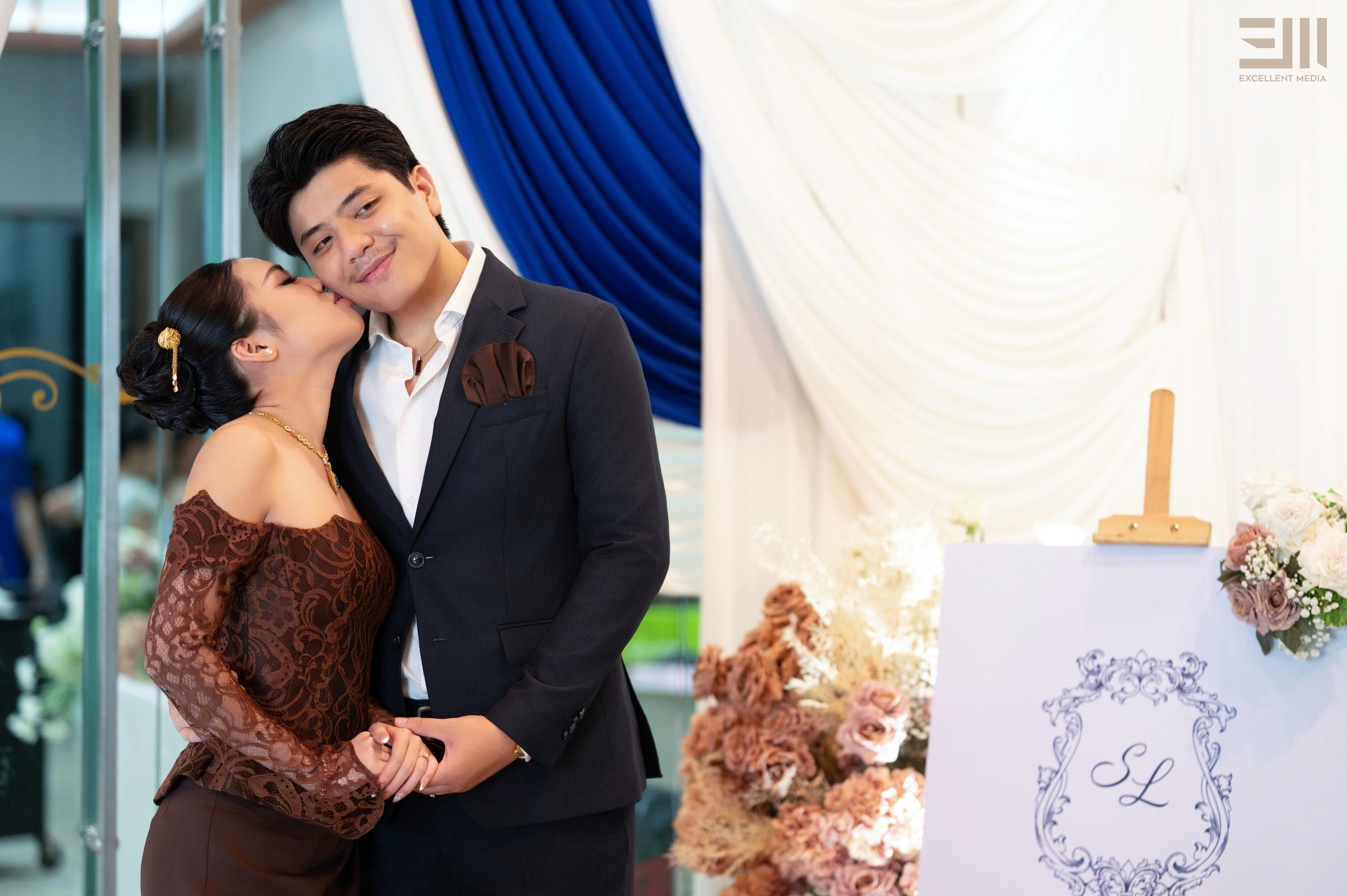 សិង្ហ & លីដា. Welcome to Excellent Media