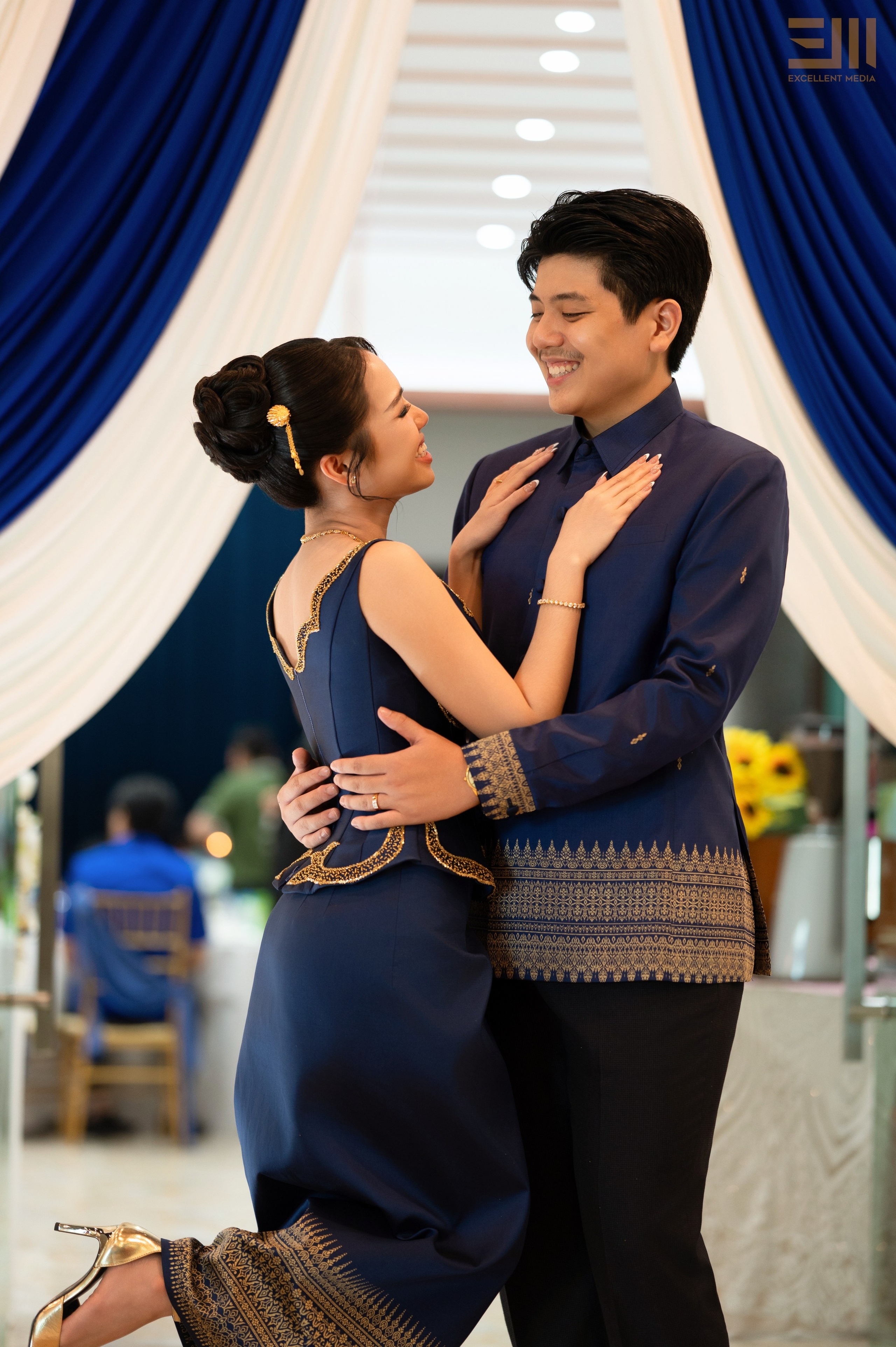 សិង្ហ & លីដា. Welcome to Excellent Media