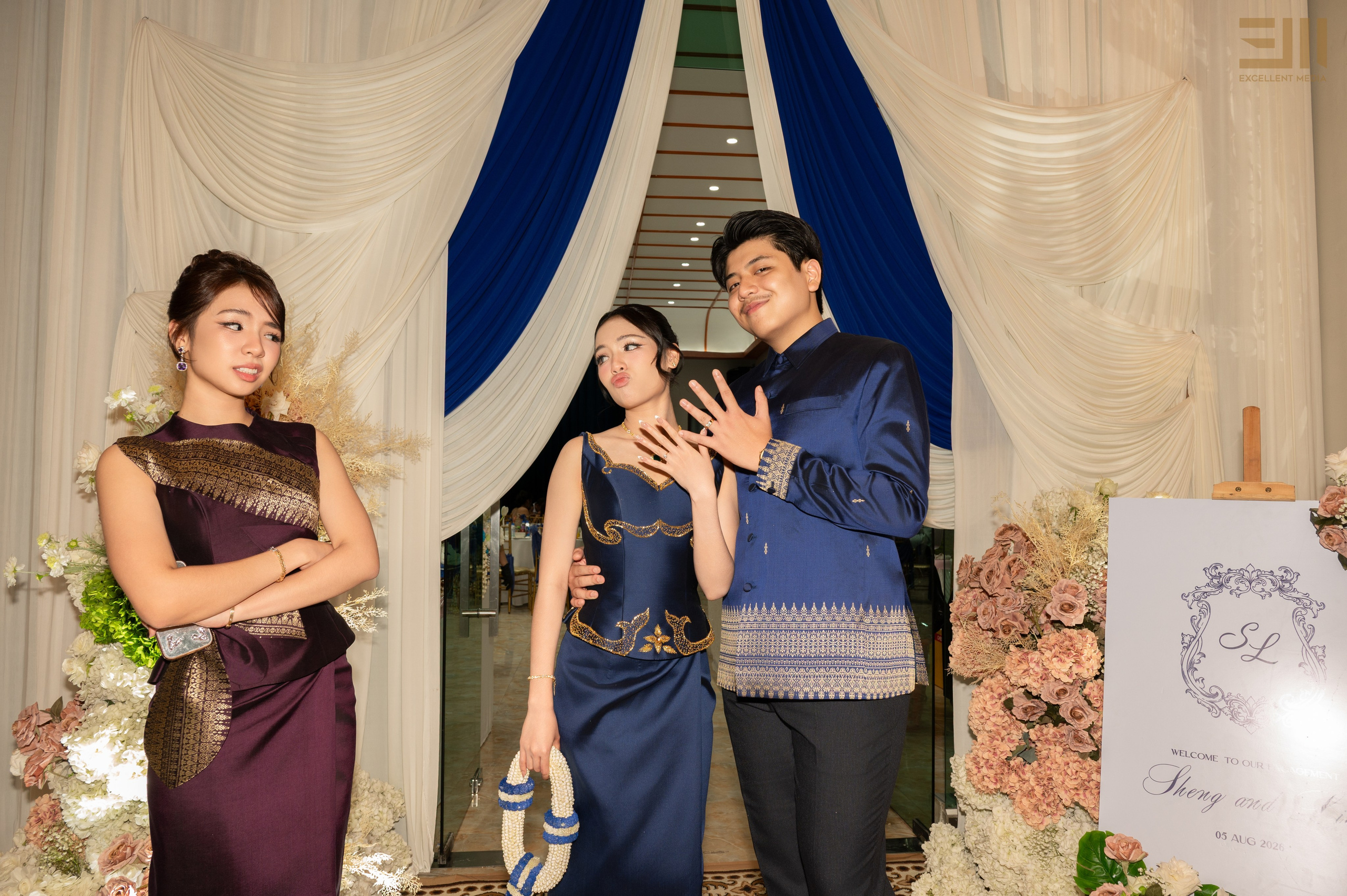 សិង្ហ & លីដា. Welcome to Excellent Media