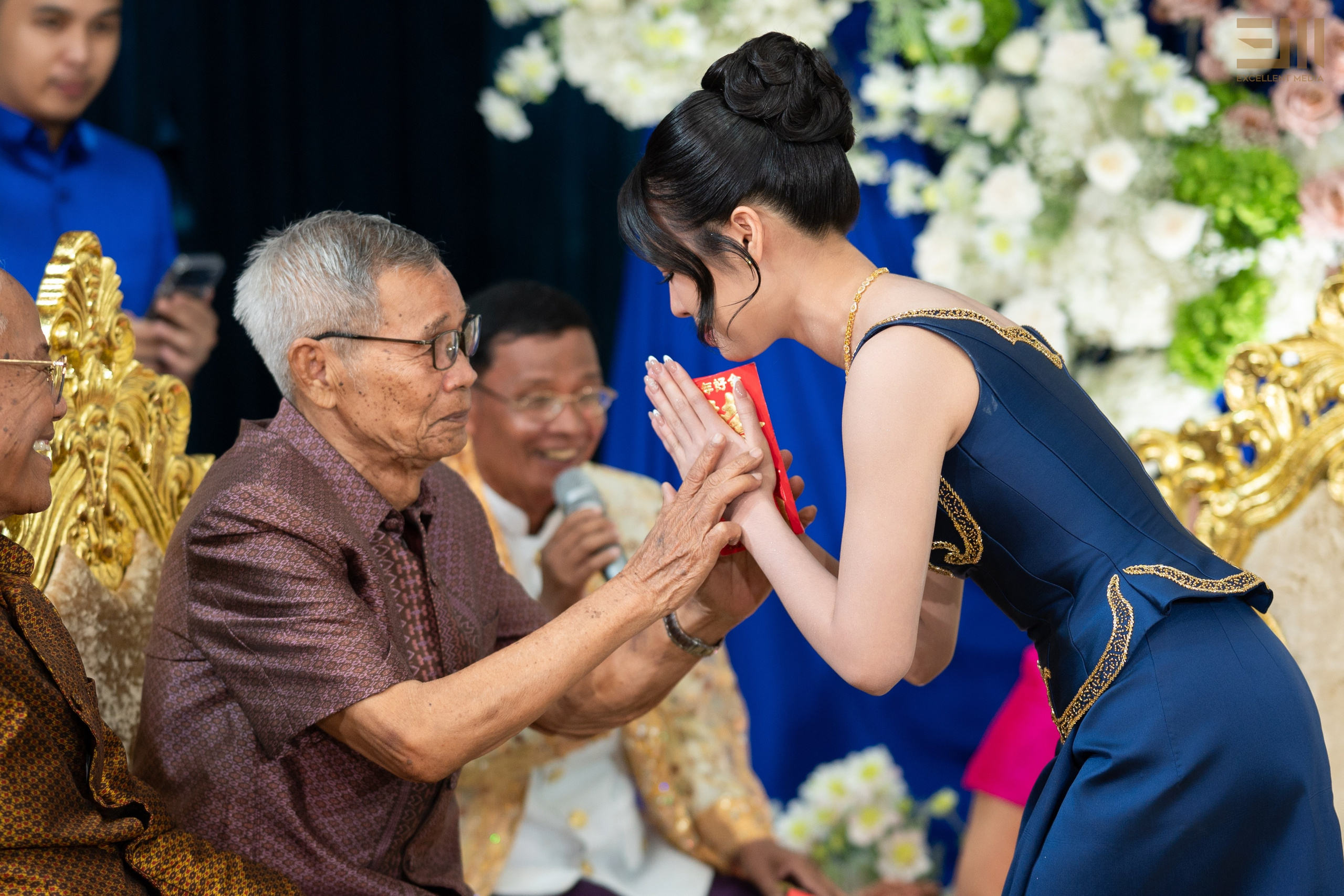 សិង្ហ & លីដា. Welcome to Excellent Media