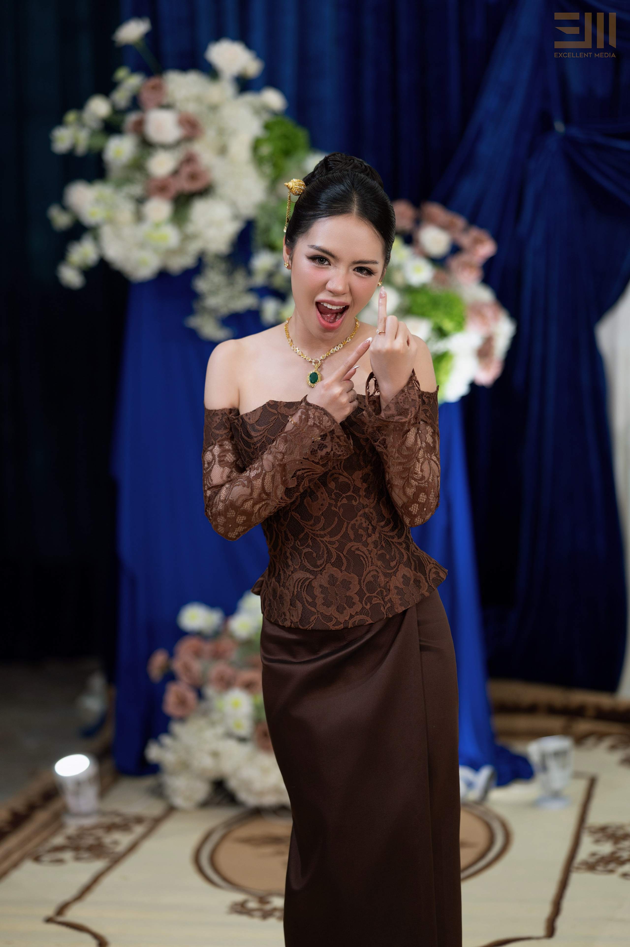 សិង្ហ & លីដា. Welcome to Excellent Media