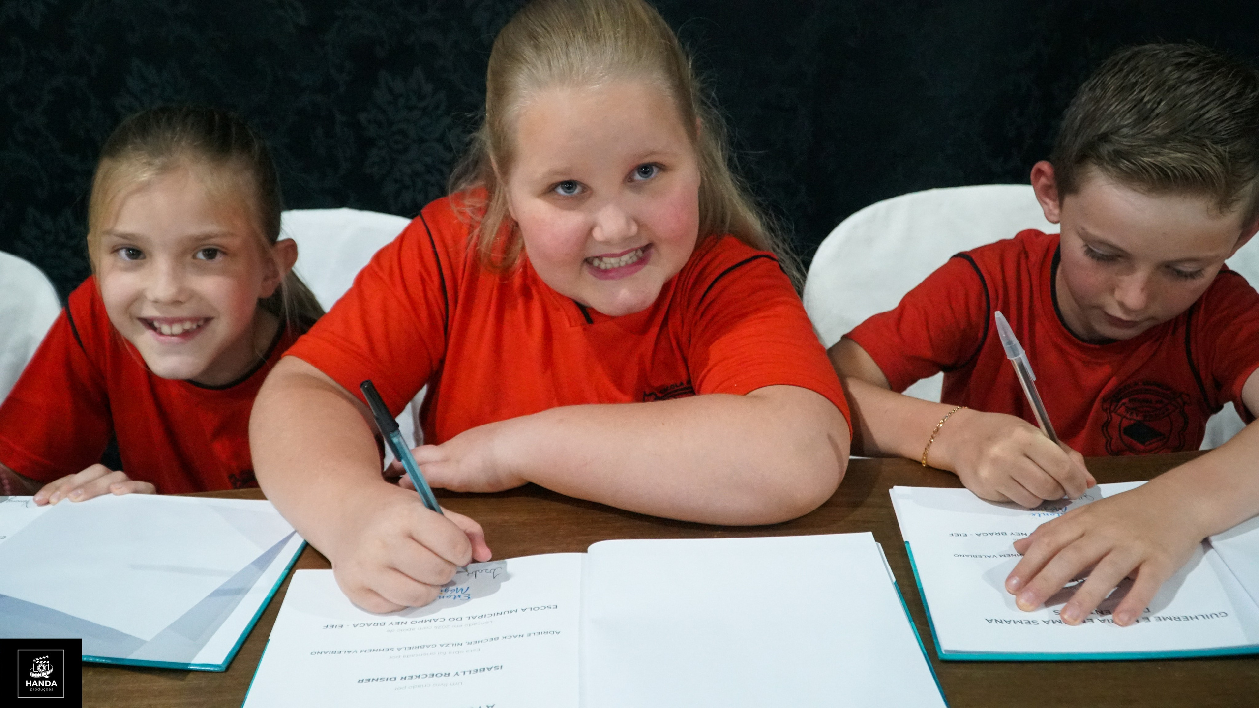 Noite autógrafos colégio Aurélio Buarque de Holanda. Handa Produções