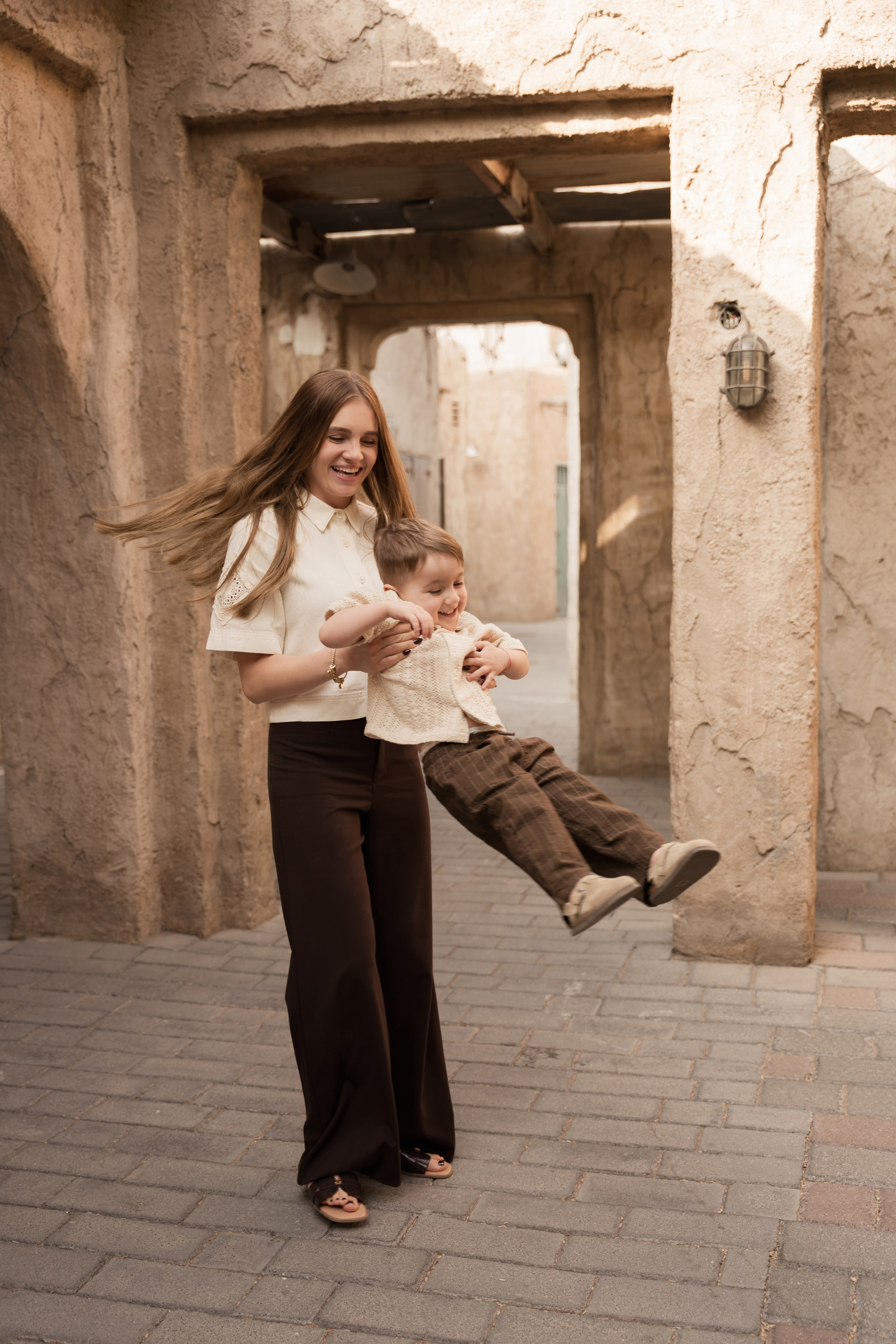 Old Town walk. Angela Iakovleva — Family Photographer in Dubai