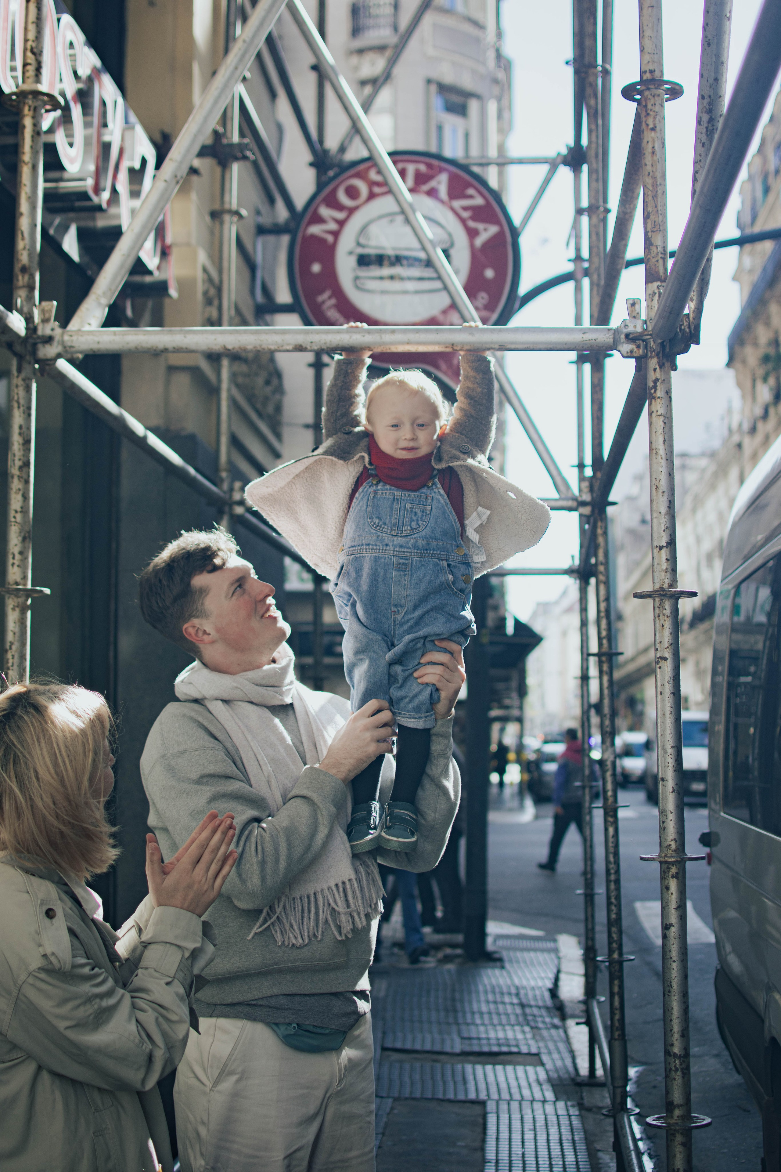 Family photo shoot. Buenos Aires. Photographer @elmirkami in the city of Buenos Aires