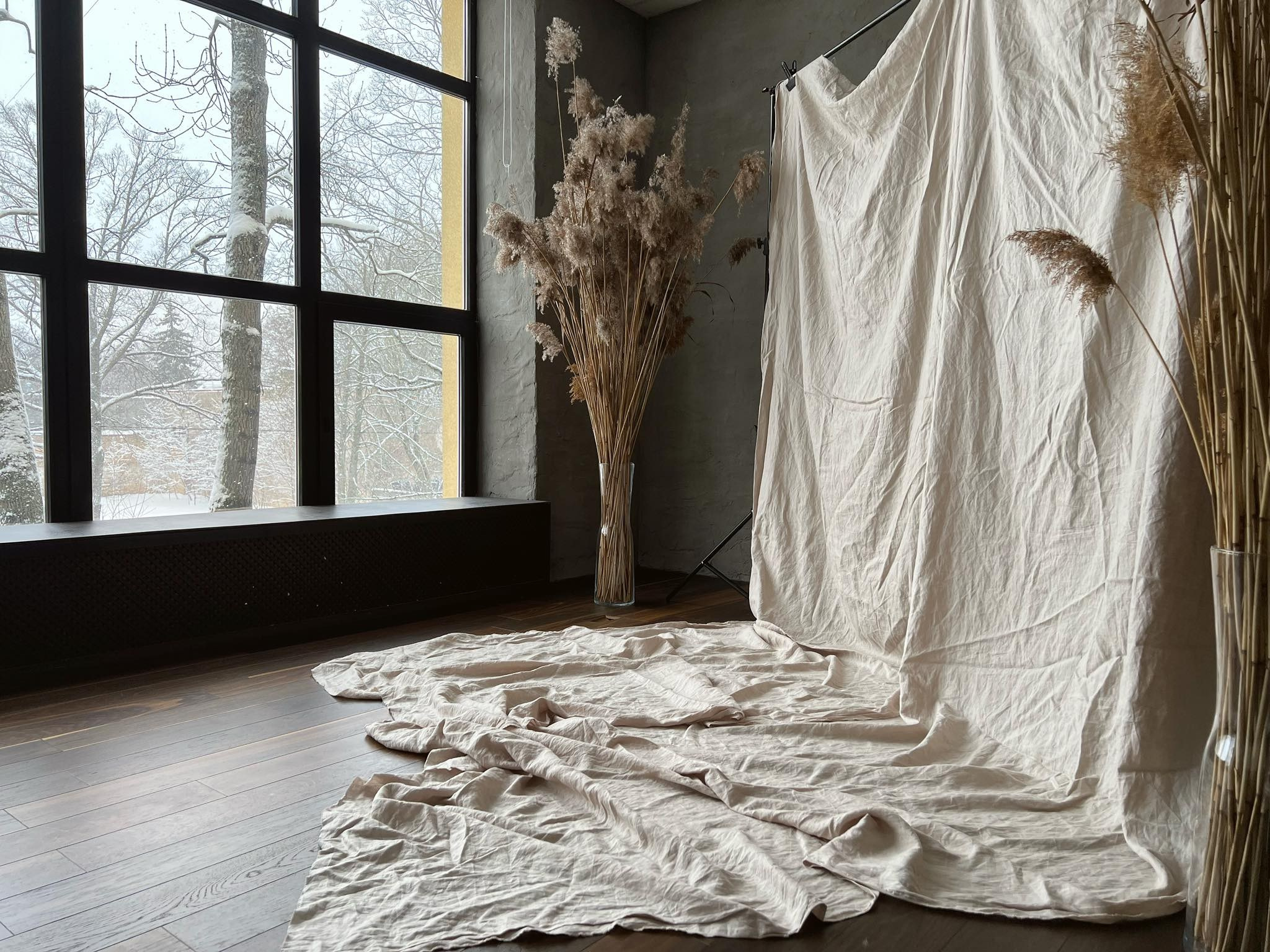 Fotostudija ar dažādiem foniem portretu un reklāmas fotogrāfijām